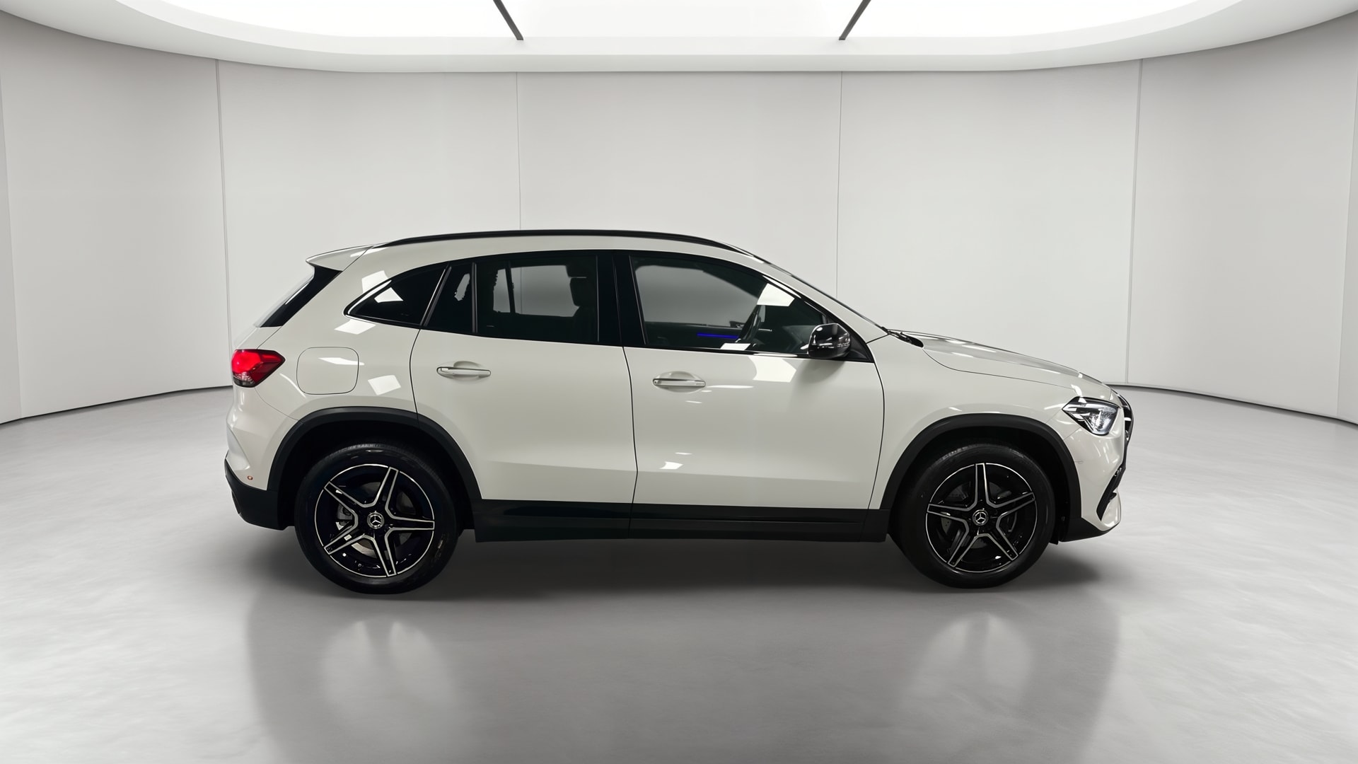 Mercedes-Benz GLA 250 e 8G-DCT AMG Line — Profil droit