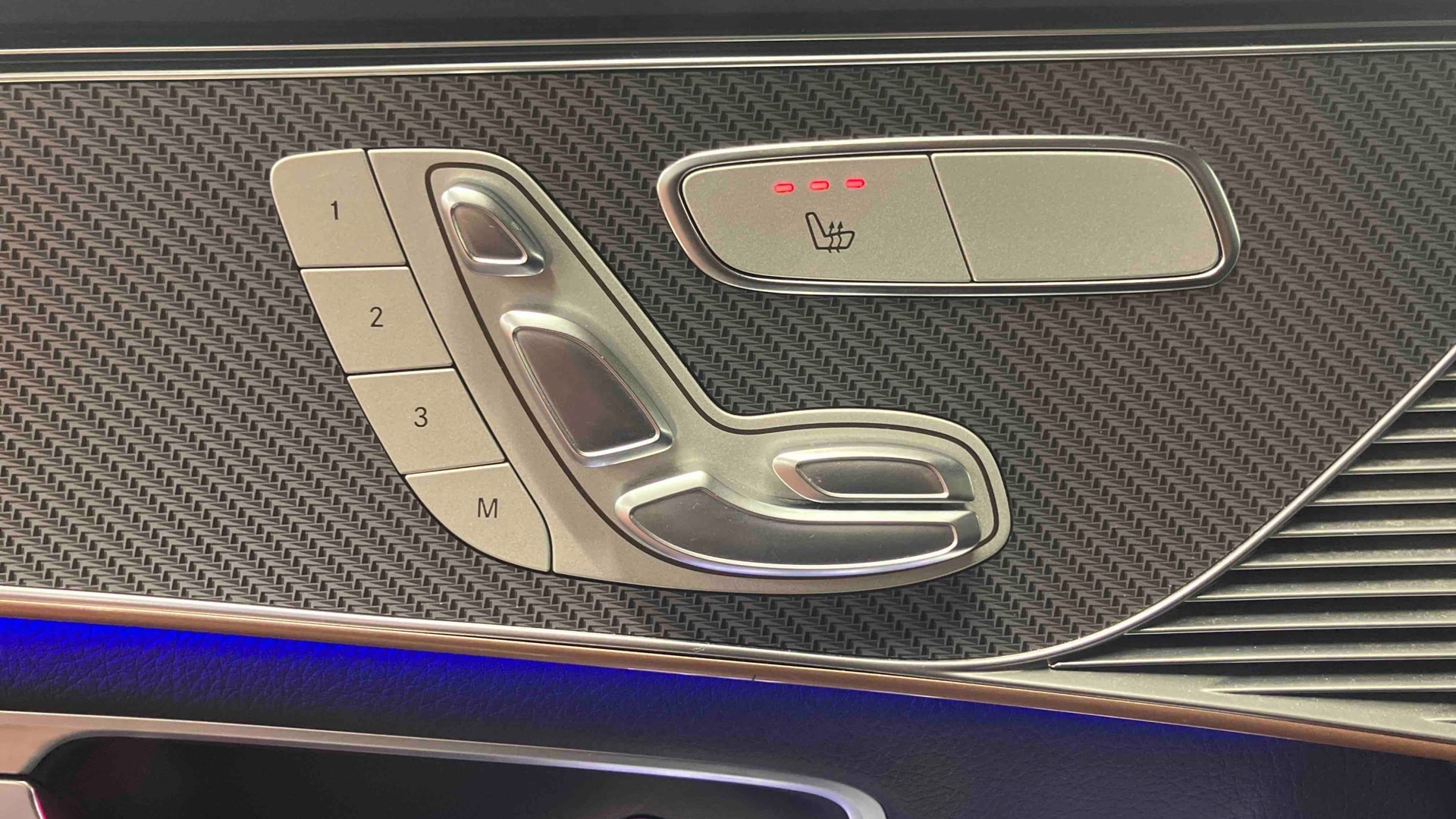 Mercedes-Benz EQC 400 4Matic AMG Line — photo 16