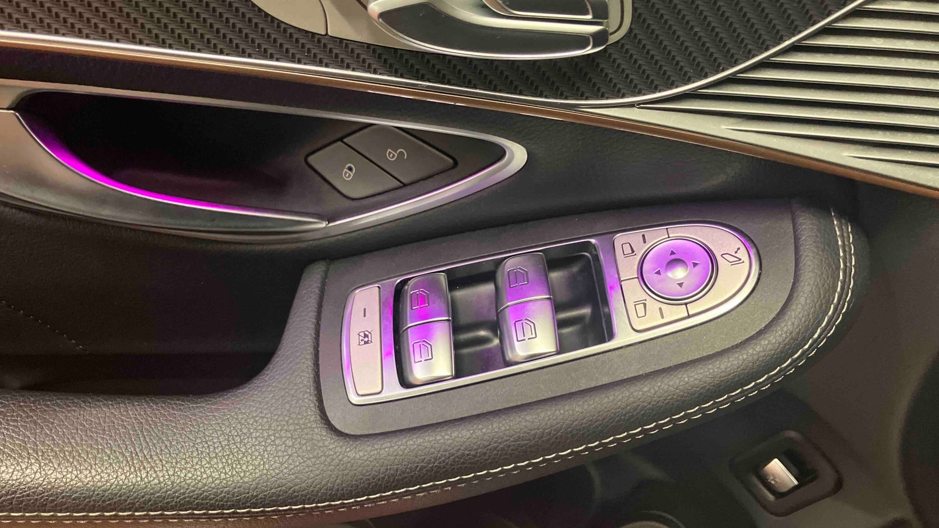 Mercedes-Benz EQC 400 4Matic AMG Line — photo 17