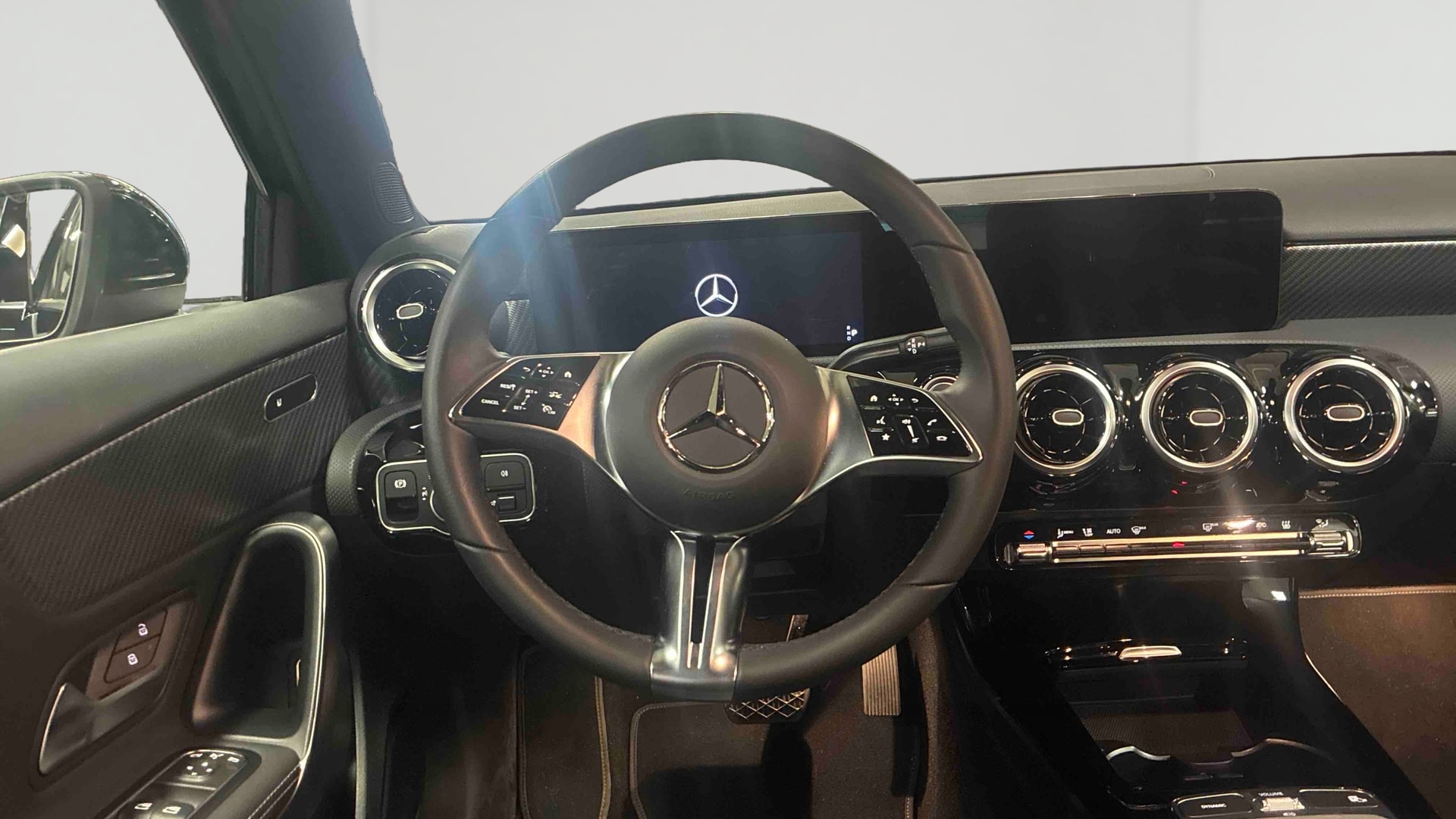 Mercedes-Benz Classe A 250 e Hybrid EQ Progressive Line — Poste de pilotage