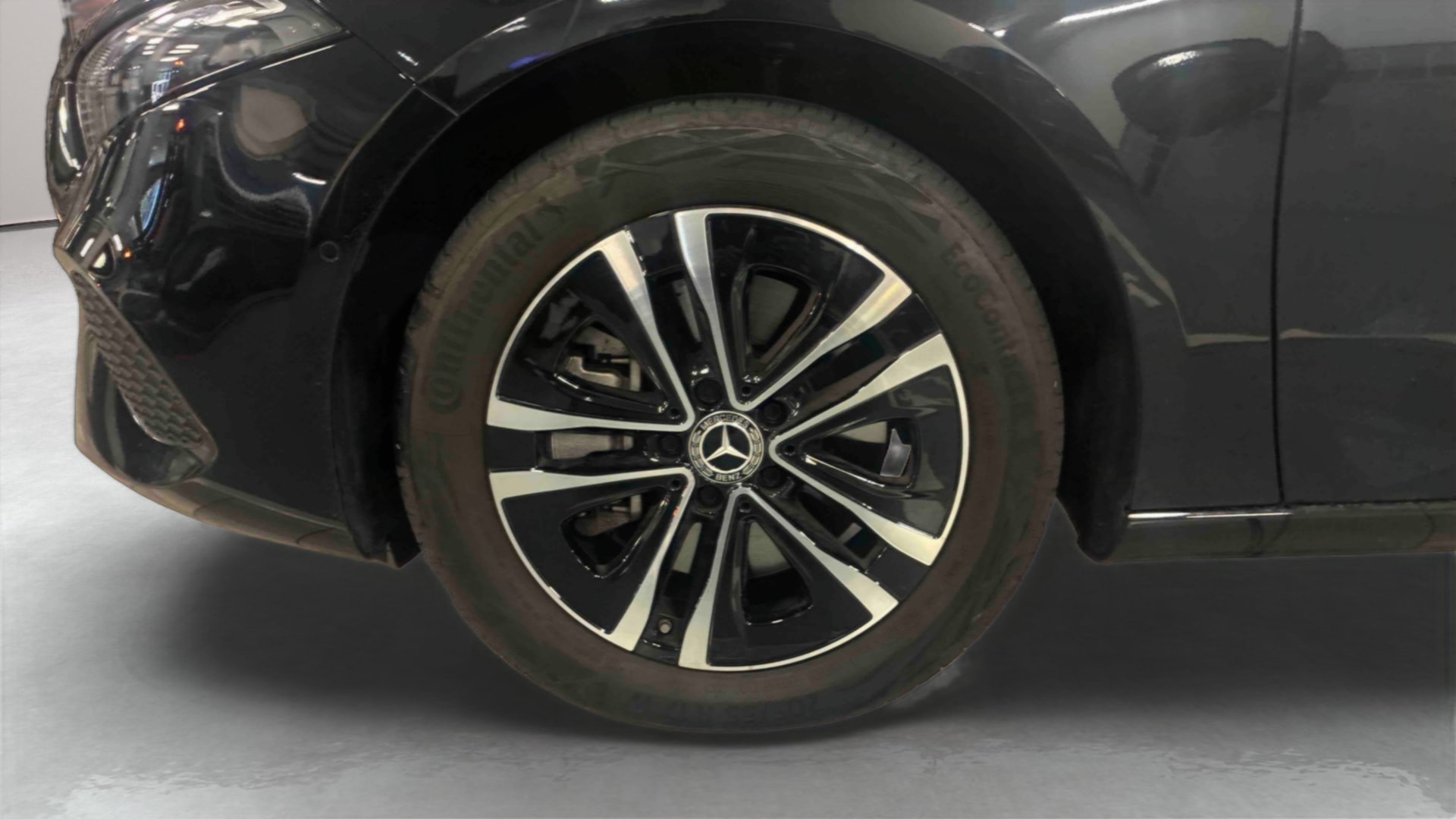 Mercedes-Benz Classe A 250 e Hybrid EQ Progressive Line — Pneu avant gauche