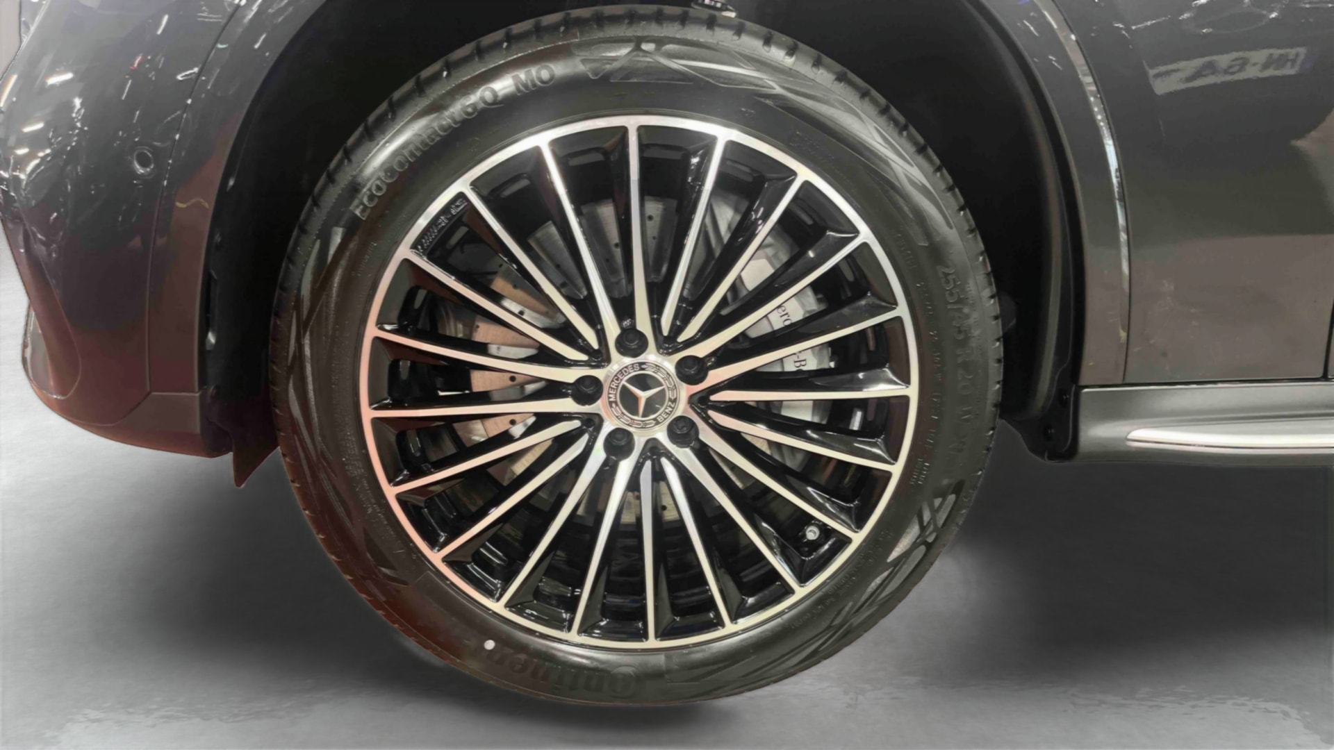 Mercedes-Benz GLC 300 de Hybrid EQ 4Matic AMG Line + — Pneu avant gauche