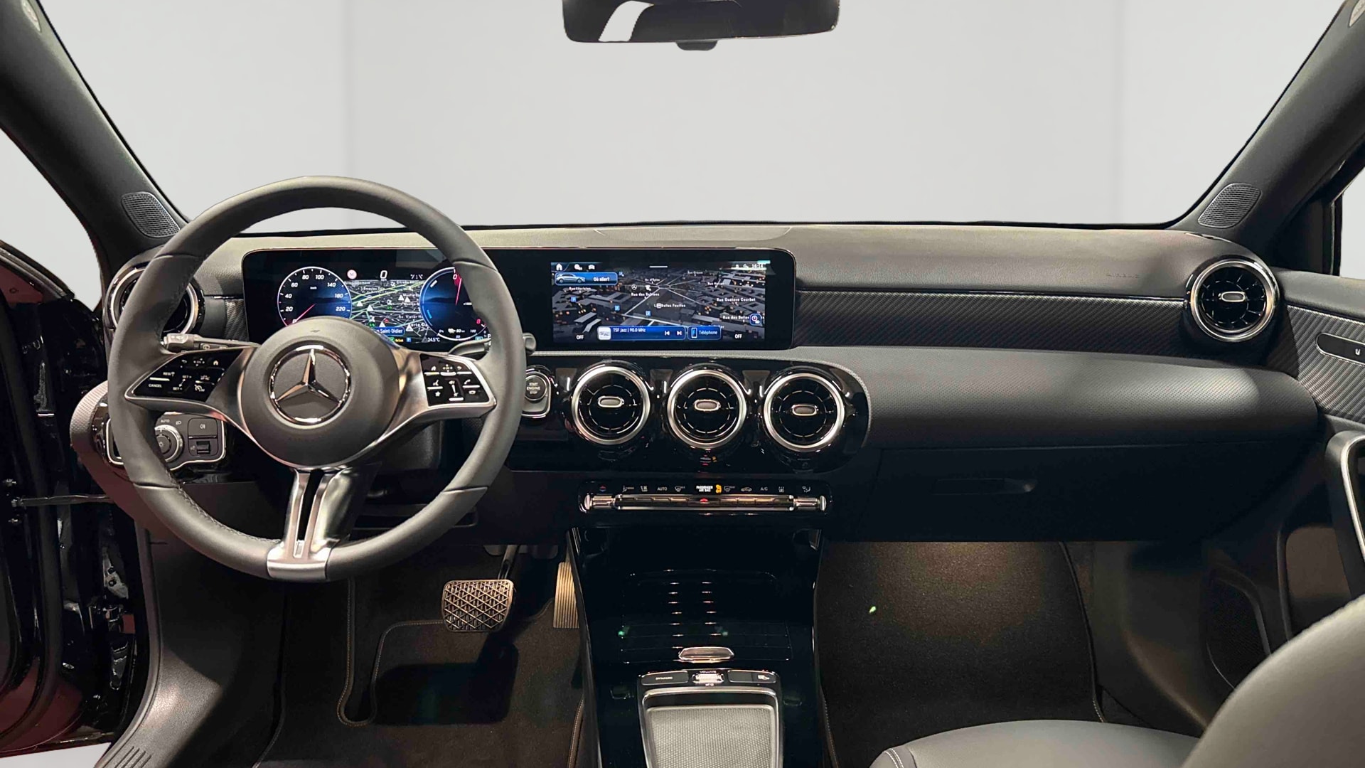Mercedes-Benz Classe A 250 e Hybrid EQ Progressive Line — Planche de bord