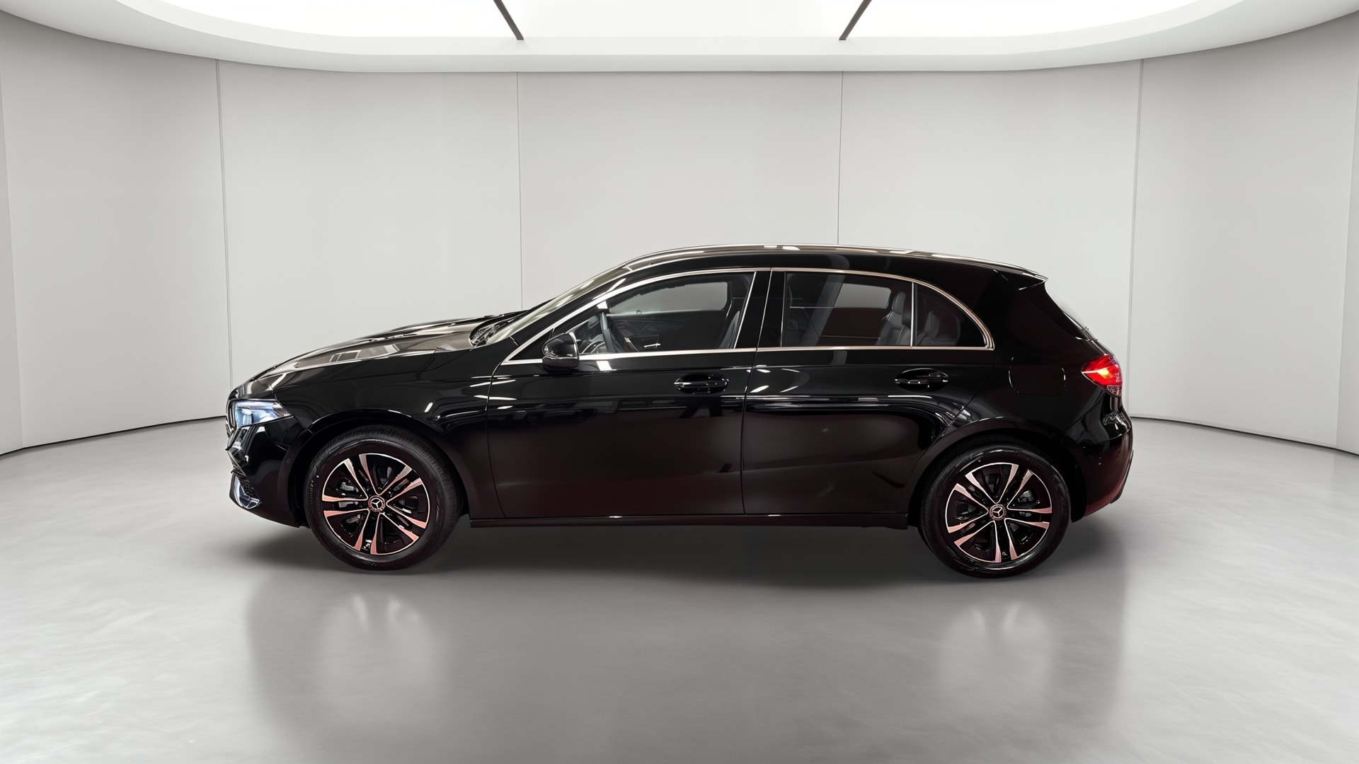 Mercedes-Benz Classe A 250 e Hybrid EQ Progressive Line — Profil gauche