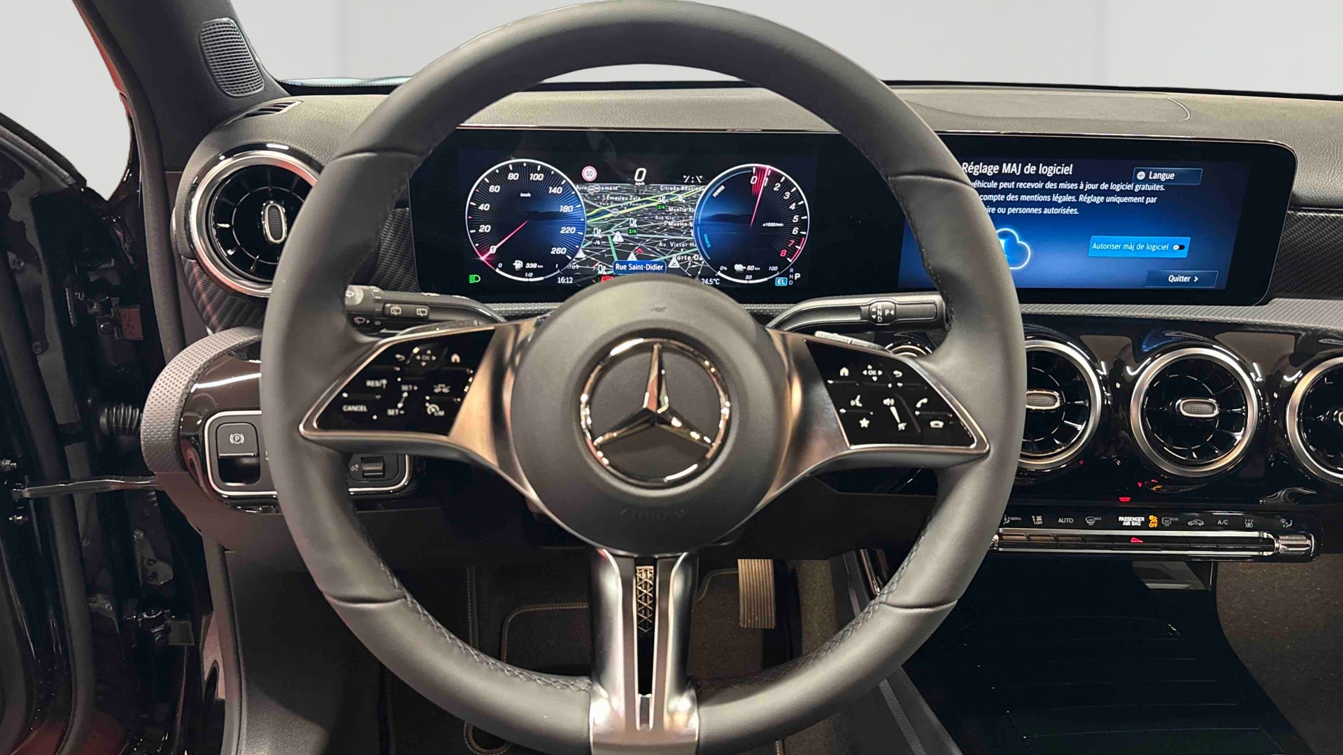 Mercedes-Benz Classe A 250 e Hybrid EQ Progressive Line — Poste de pilotage