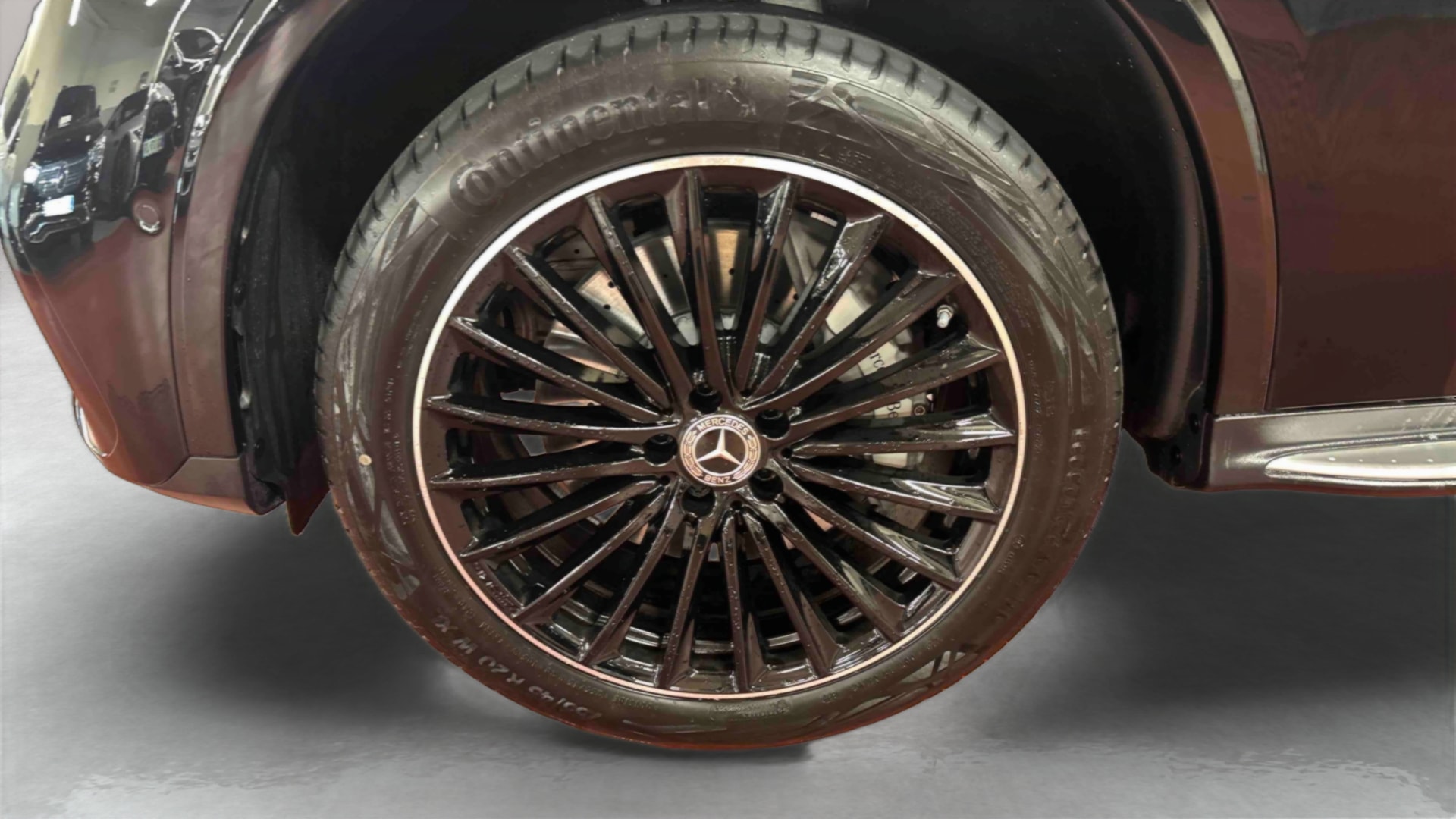 Mercedes-Benz GLC 300 e Hybrid EQ 4Matic AMG Line + — Pneu avant gauche