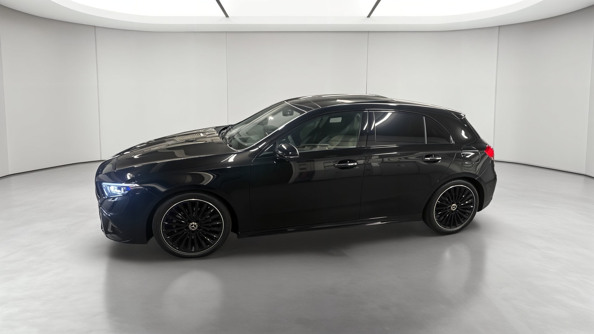 Mercedes-Benz Classe A 200 d AMG Line — Profil gauche