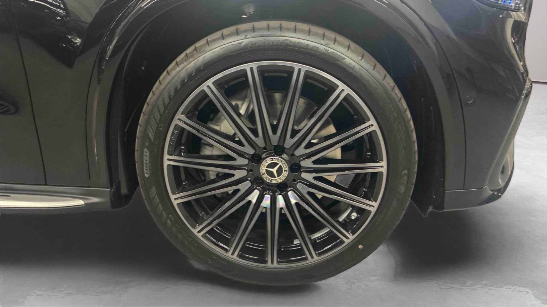 Mercedes-Benz GLC 400 EQ 4M AMG Line — Pneu avant gauche