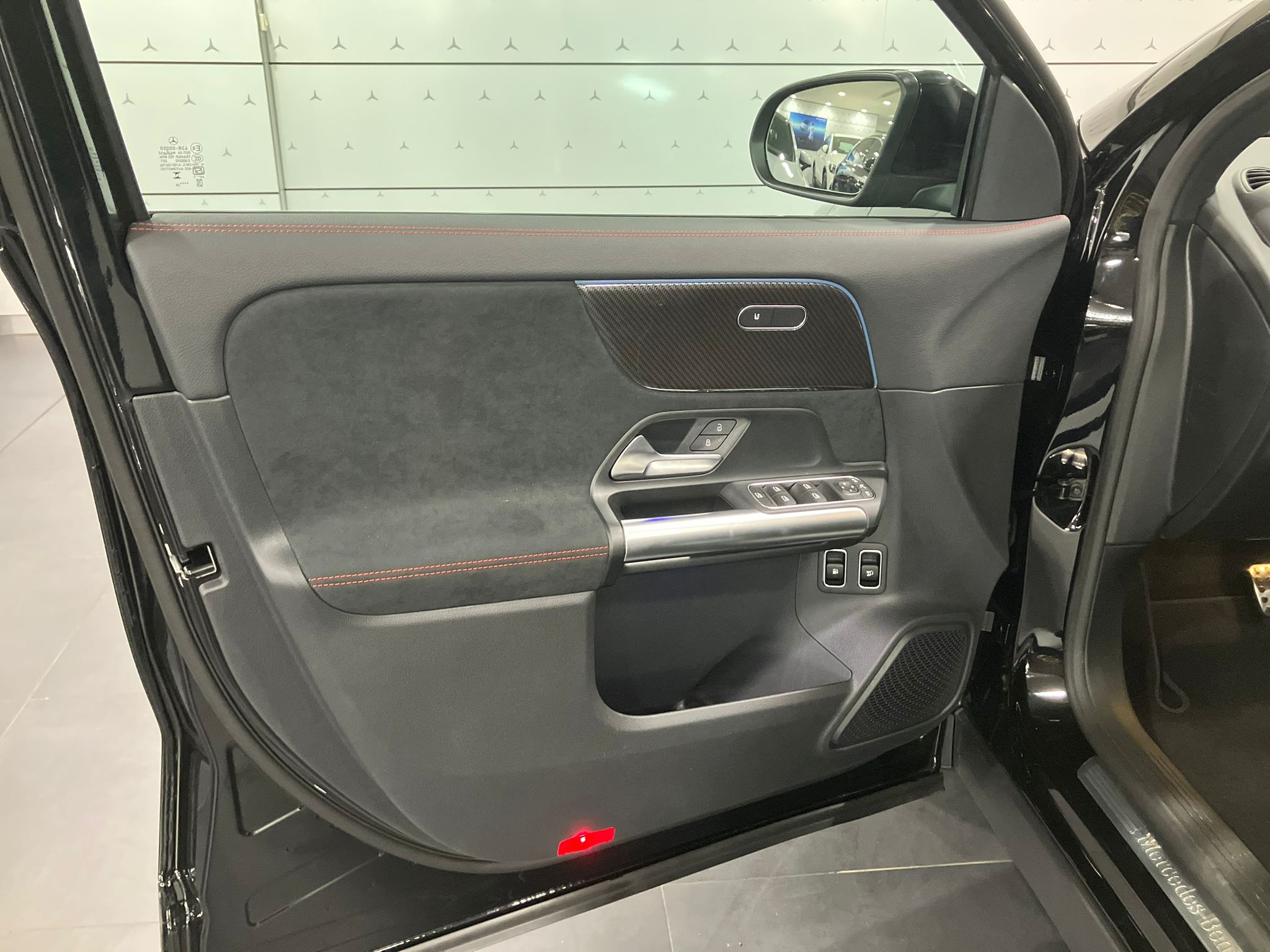 Mercedes-Benz GLA 250 e Hybrid EQ 8G-DCT Edition 140 — Panneau de porte avant gauche