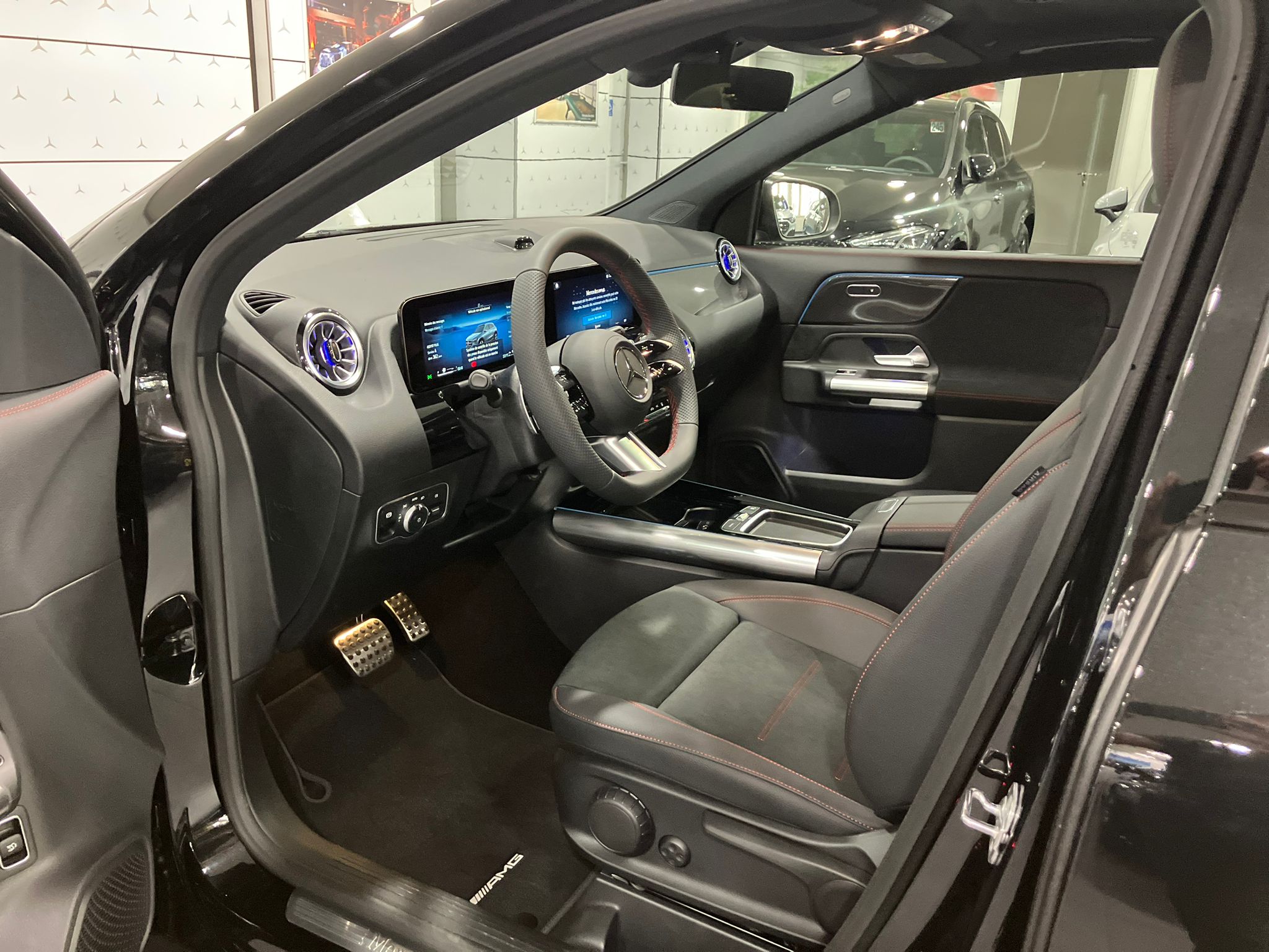 Mercedes-Benz GLA 250 e Hybrid EQ 8G-DCT Edition 140 — Poste de pilotage