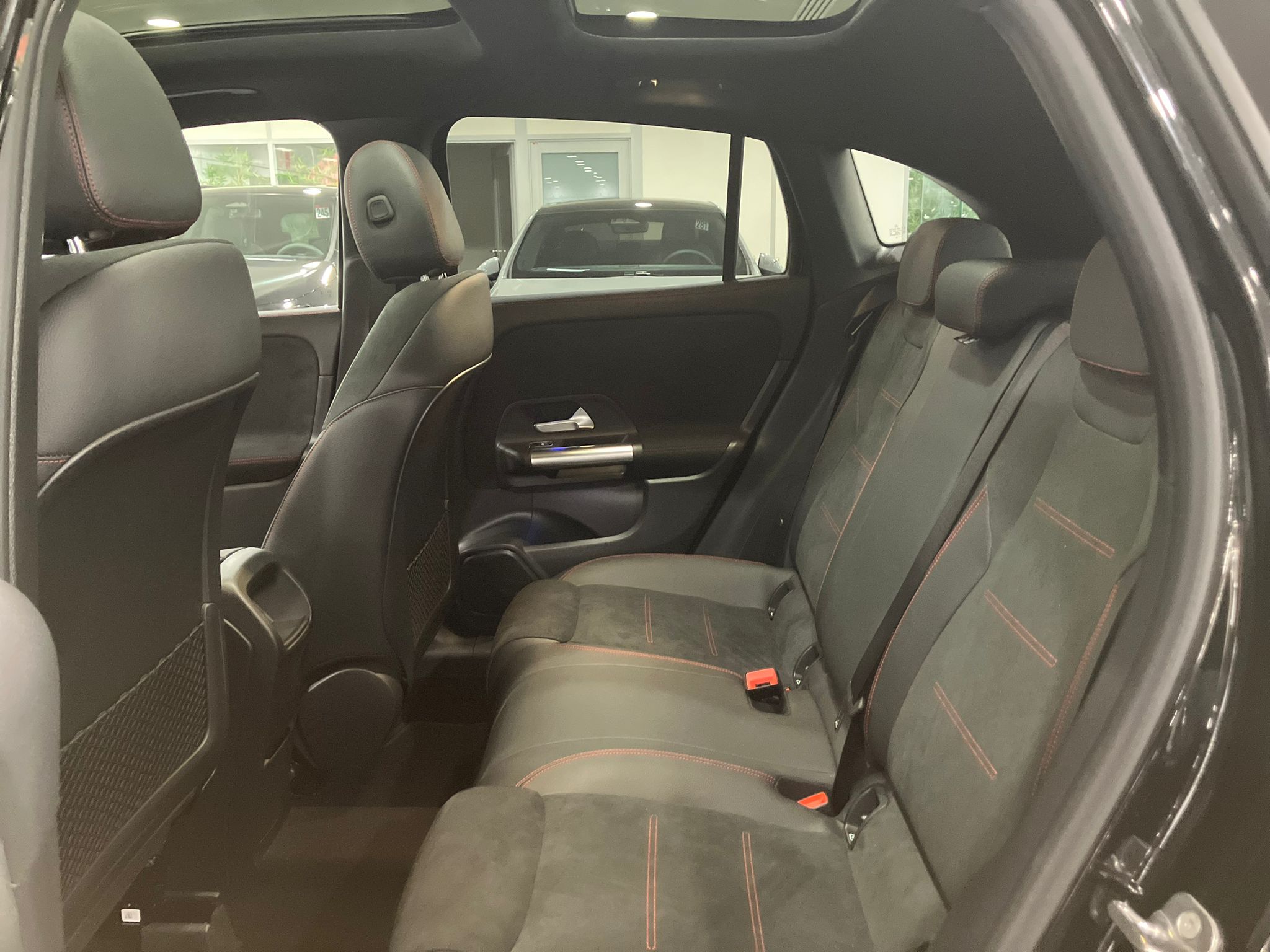 Mercedes-Benz GLA 250 e Hybrid EQ 8G-DCT Edition 140 — Siège arrière droit