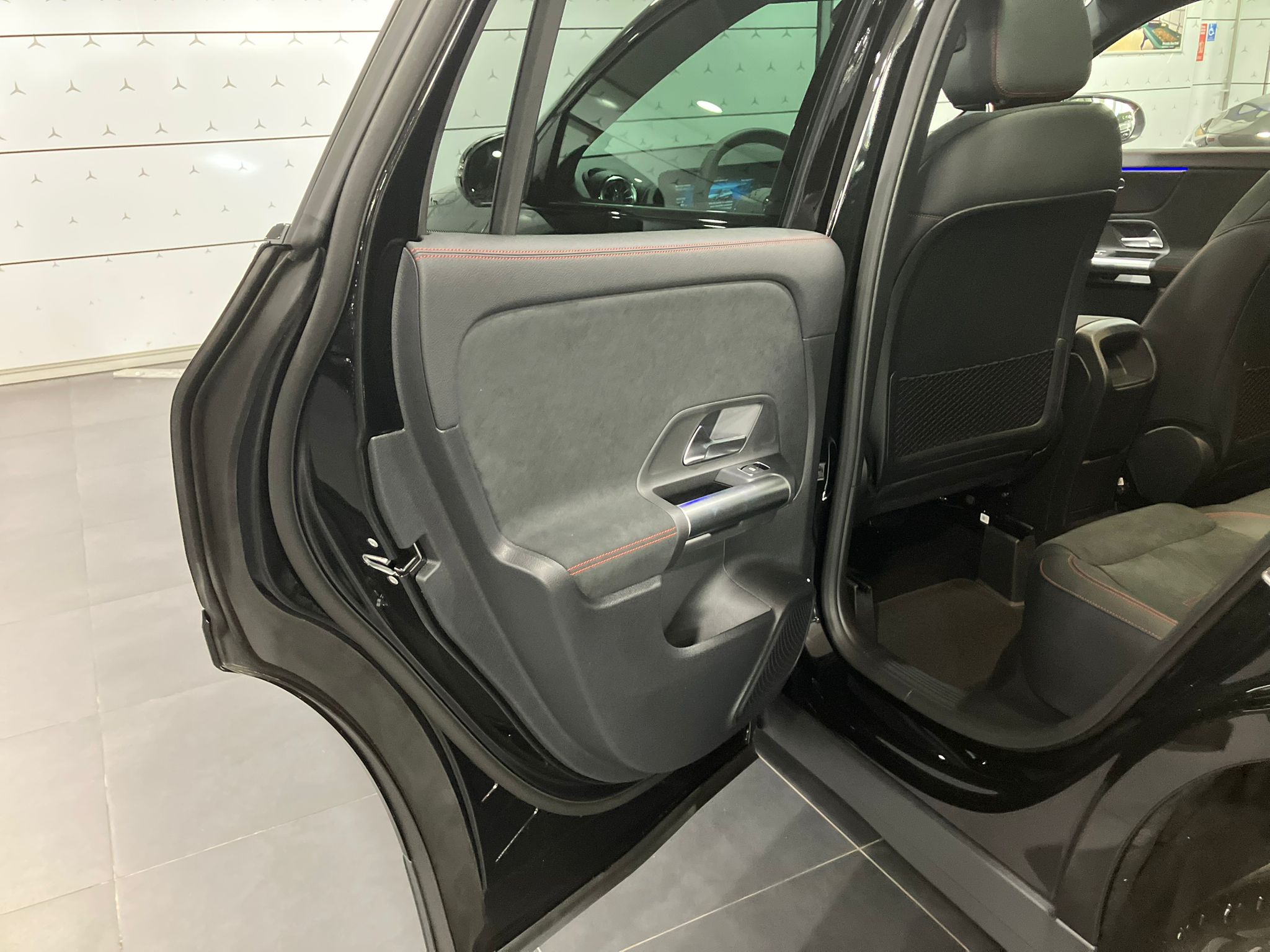 Mercedes-Benz GLA 250 e Hybrid EQ 8G-DCT Edition 140 — Panneau de porte arrière gauche