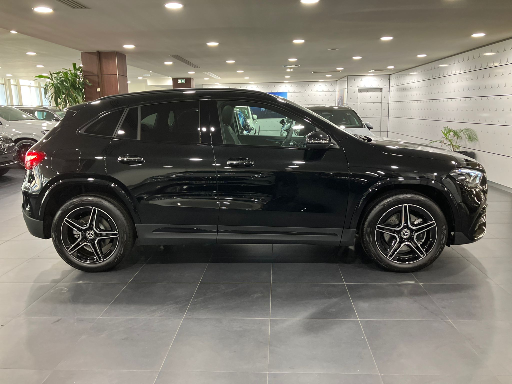 Mercedes-Benz GLA 250 e Hybrid EQ 8G-DCT Edition 140 — Profil droit