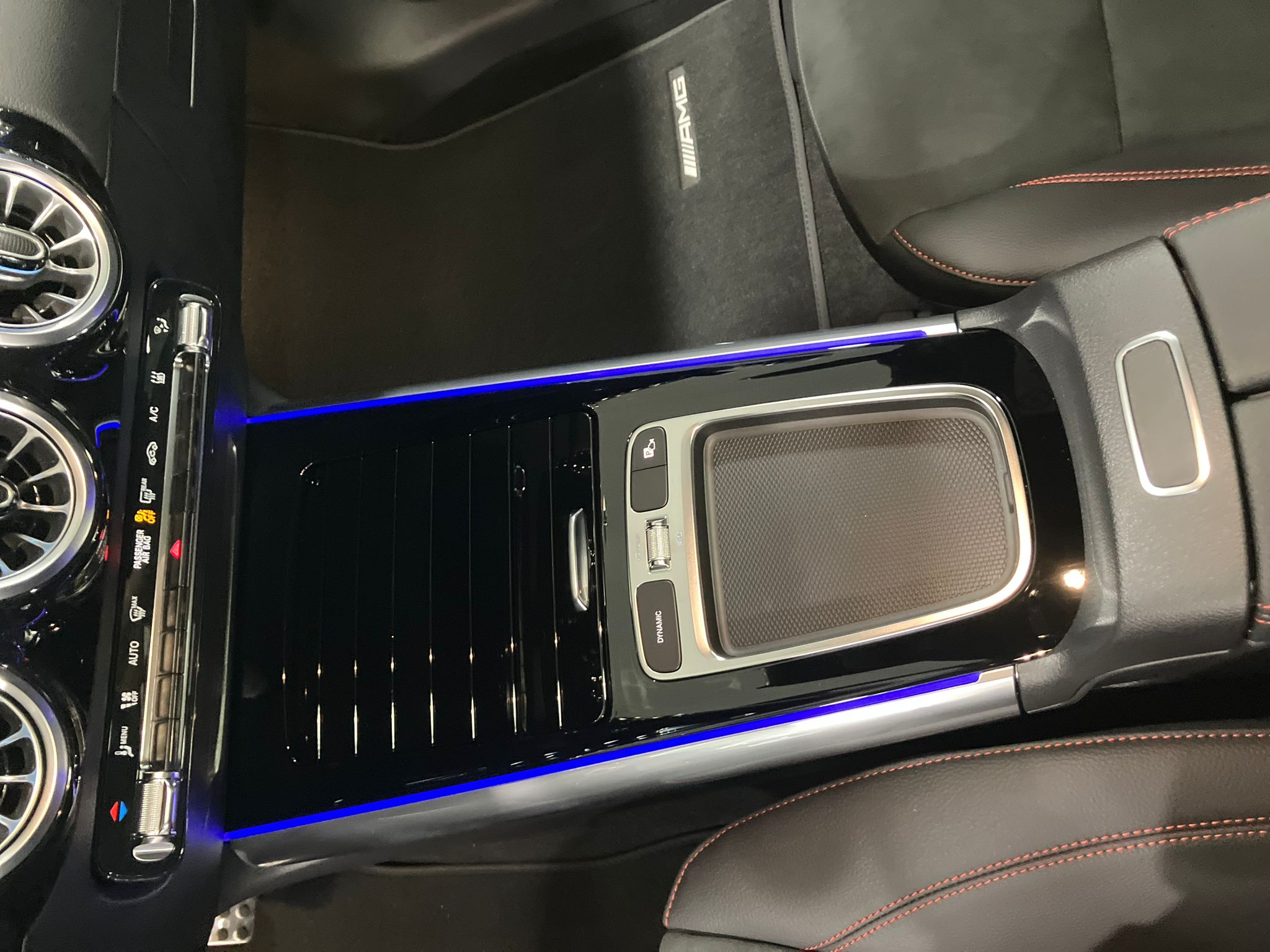 Mercedes-Benz GLA 250 e Hybrid EQ 8G-DCT Edition 140 — Console centrale