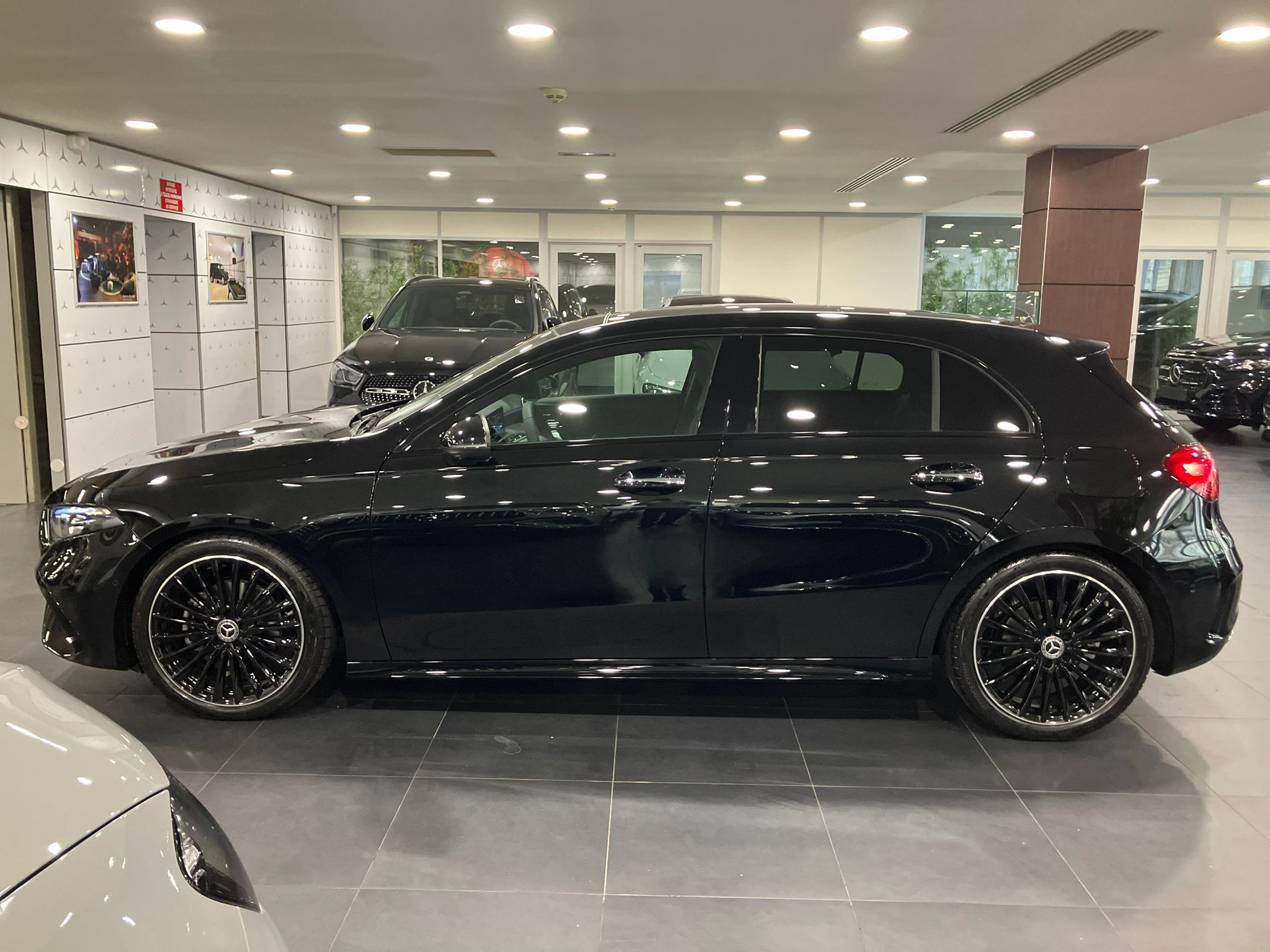 Mercedes-Benz Classe A 200 d AMG Line — Profil gauche