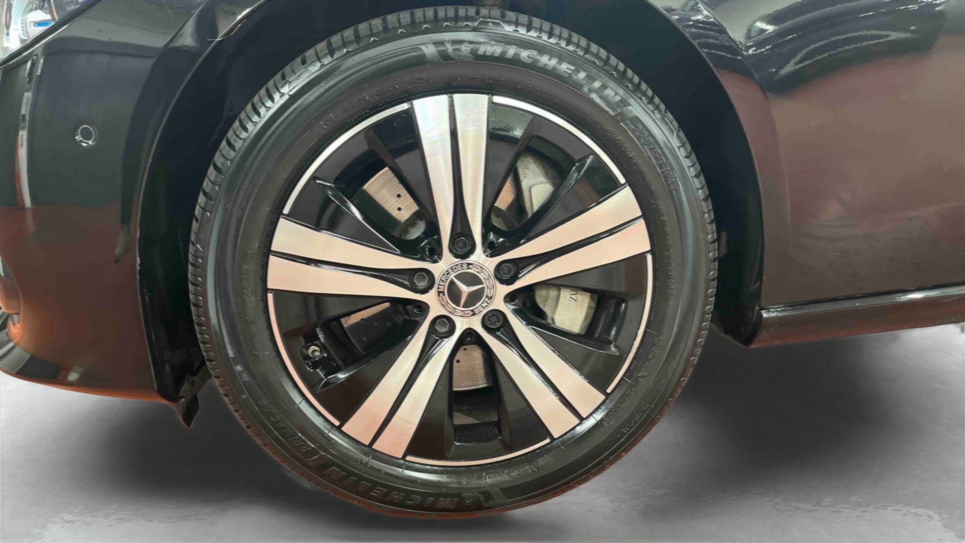 Mercedes-Benz Classe C 300 e 9G-Tronic Avantgarde Line — Pneu avant gauche