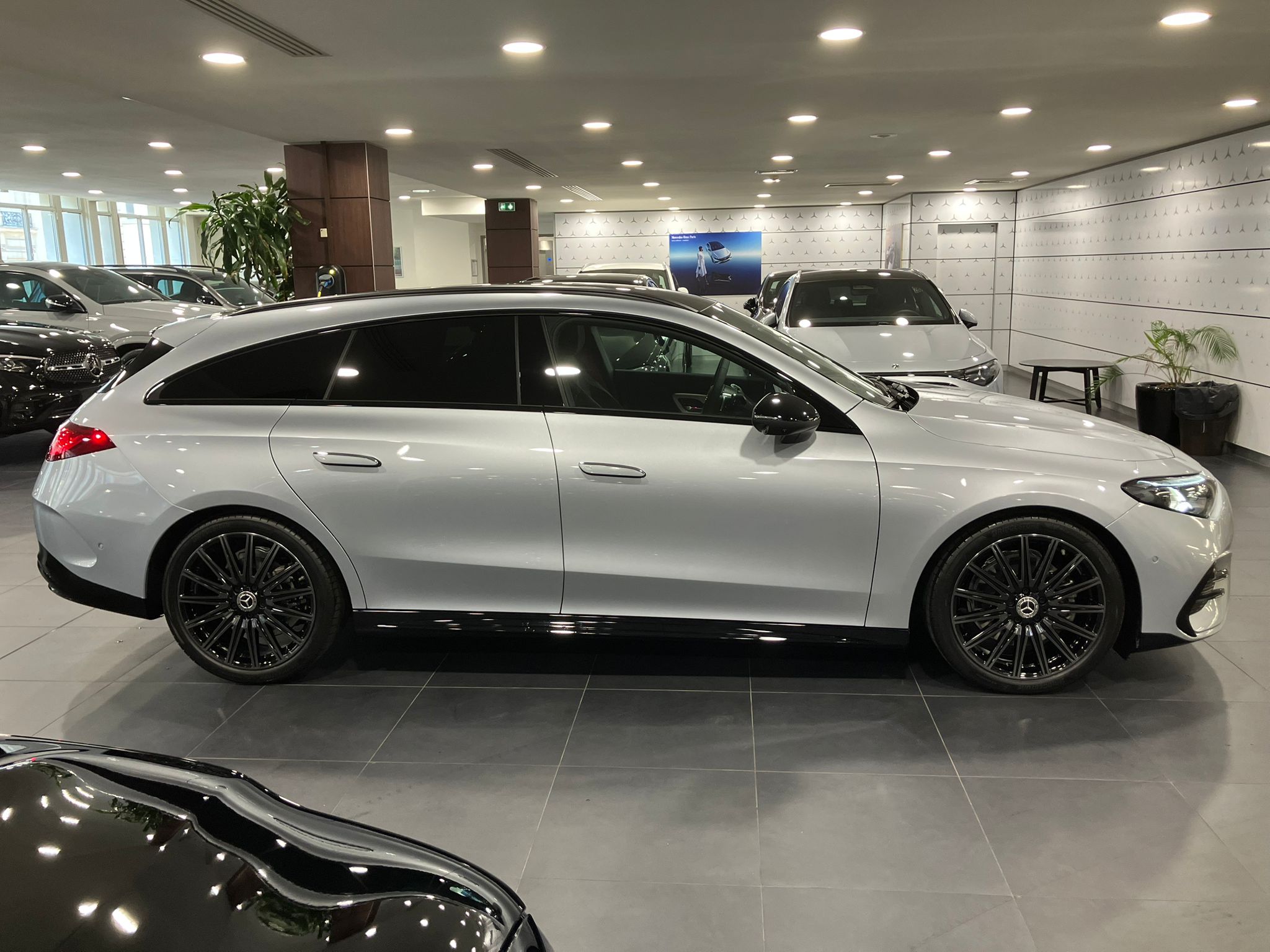 Mercedes-Benz CLA Shooting Brake 200 AMG Line — Profil droit