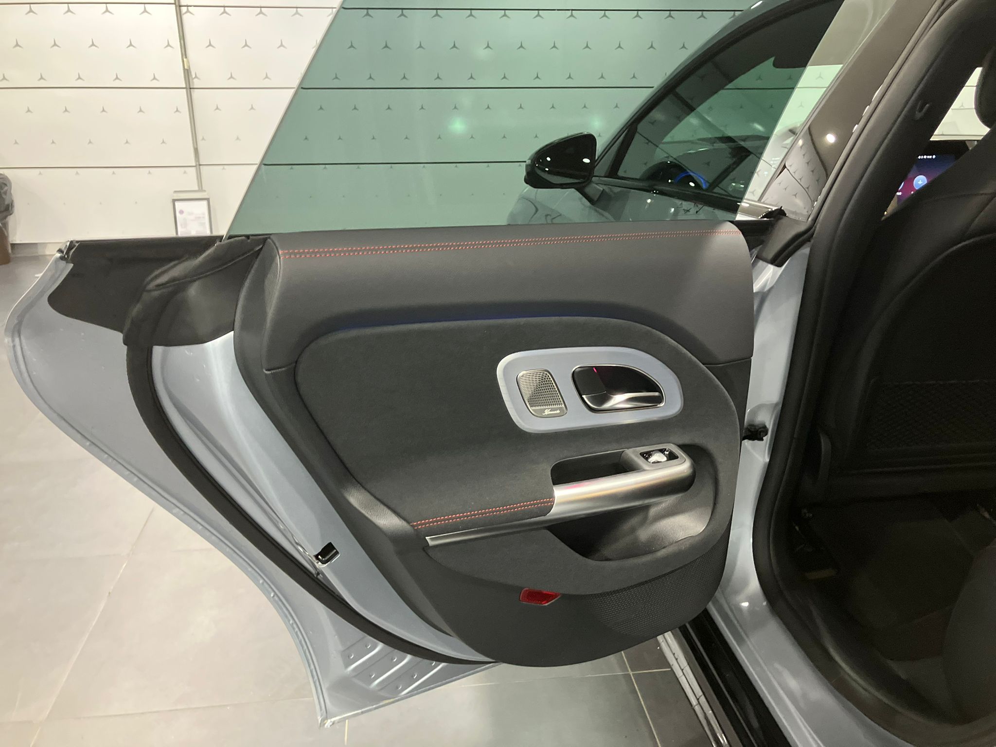 Mercedes-Benz CLA Shooting Brake 200 AMG Line — Panneau de porte avant gauche