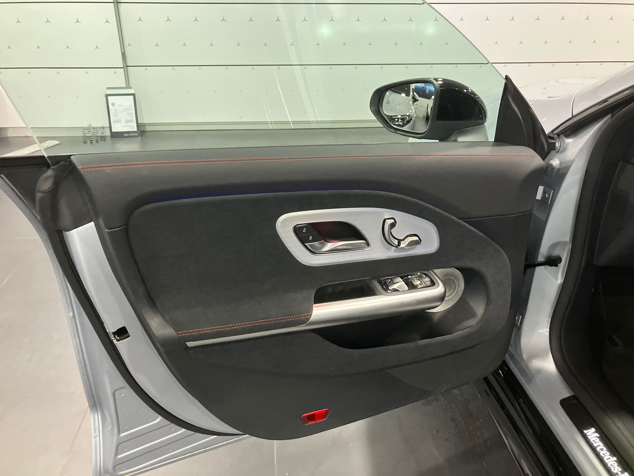 Mercedes-Benz CLA Shooting Brake 200 AMG Line — Panneau de porte arrière gauche