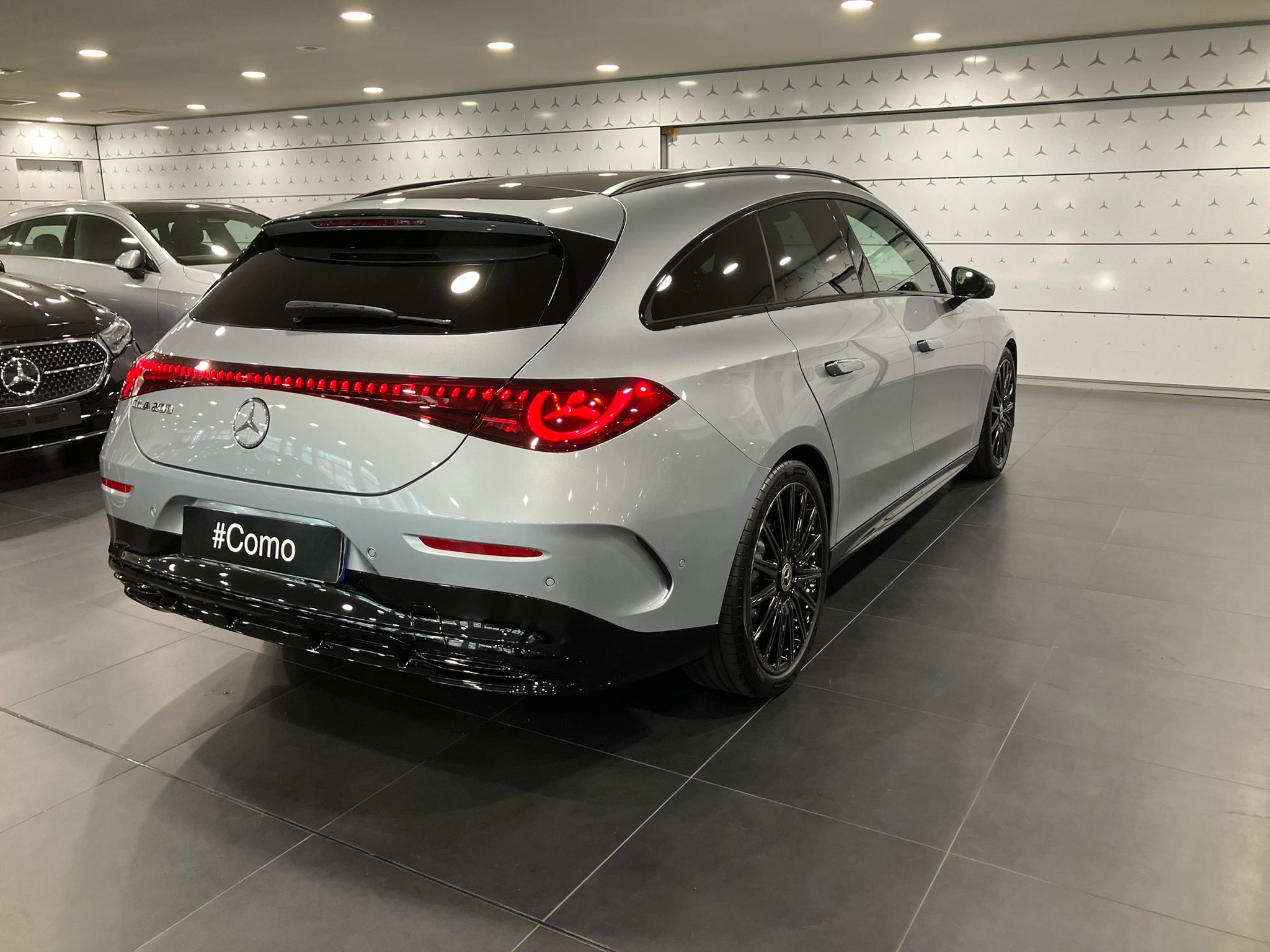 Mercedes-Benz CLA Shooting Brake 200 AMG Line — 3/4 arrière droit