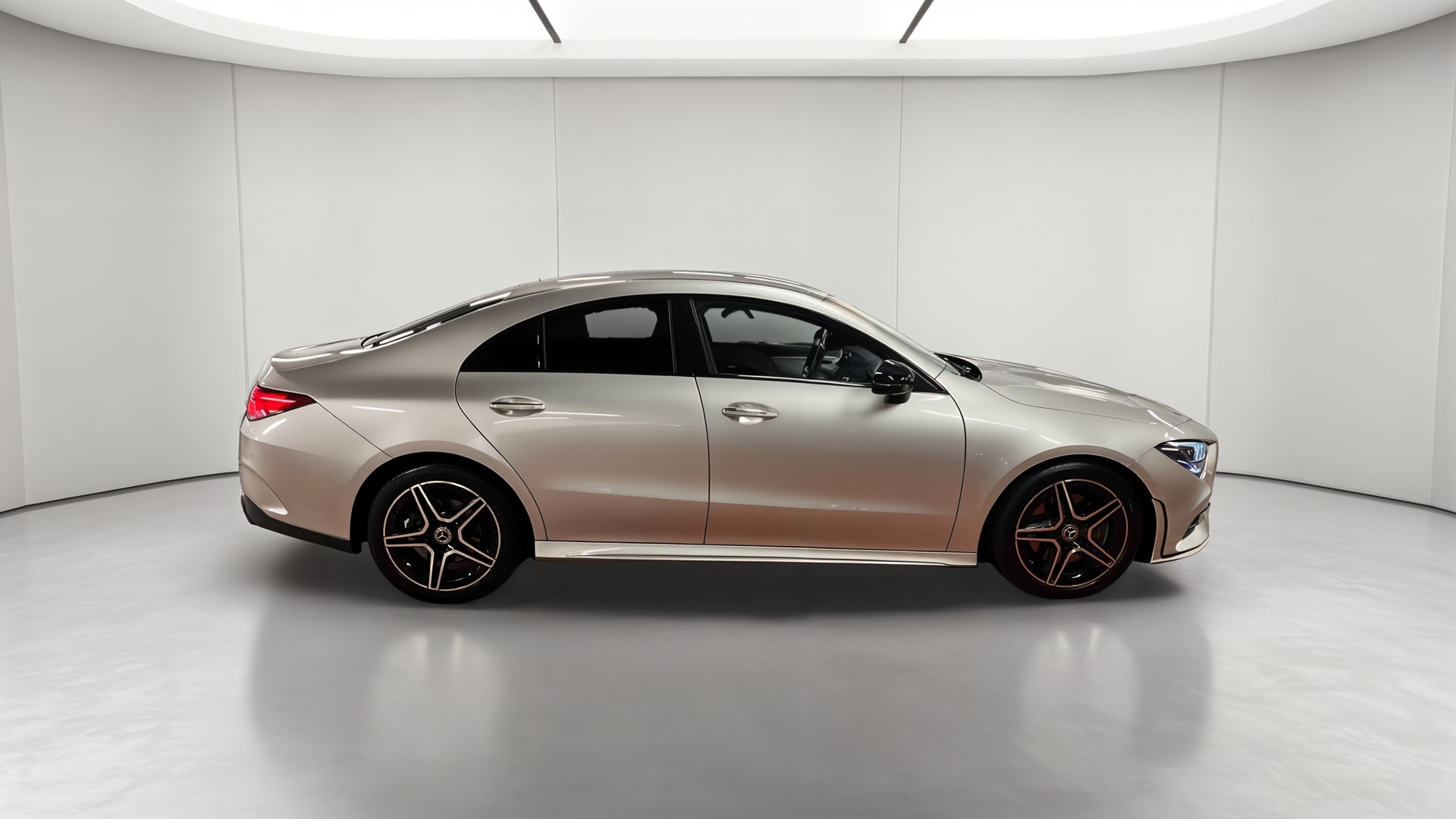 Mercedes-Benz CLA Coupé 200 d 8G-DCT AMG Line — Profil droit