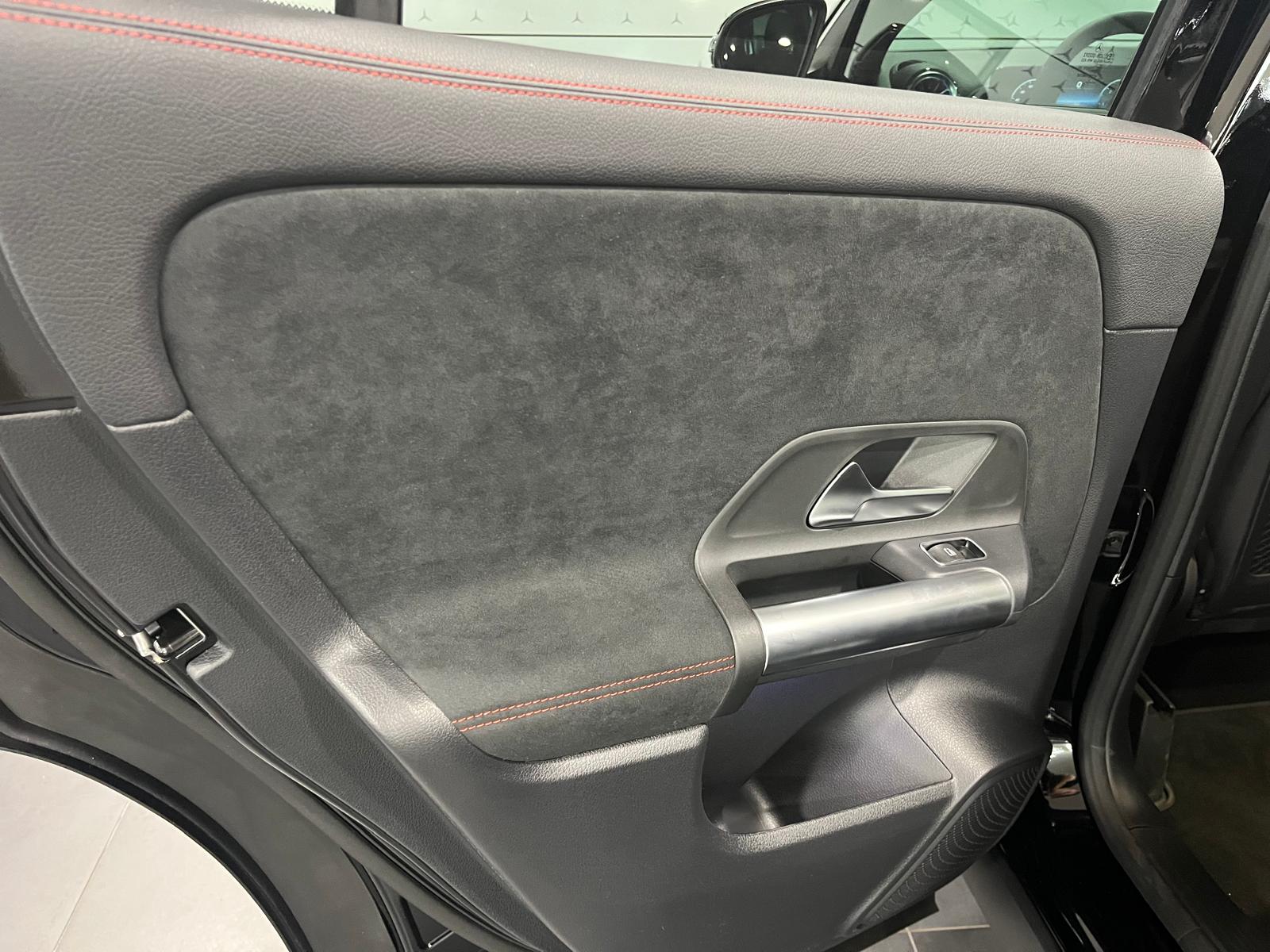 Mercedes-Benz GLA 200 d 8G-DCT Edition 140 — Panneau de porte arrière gauche