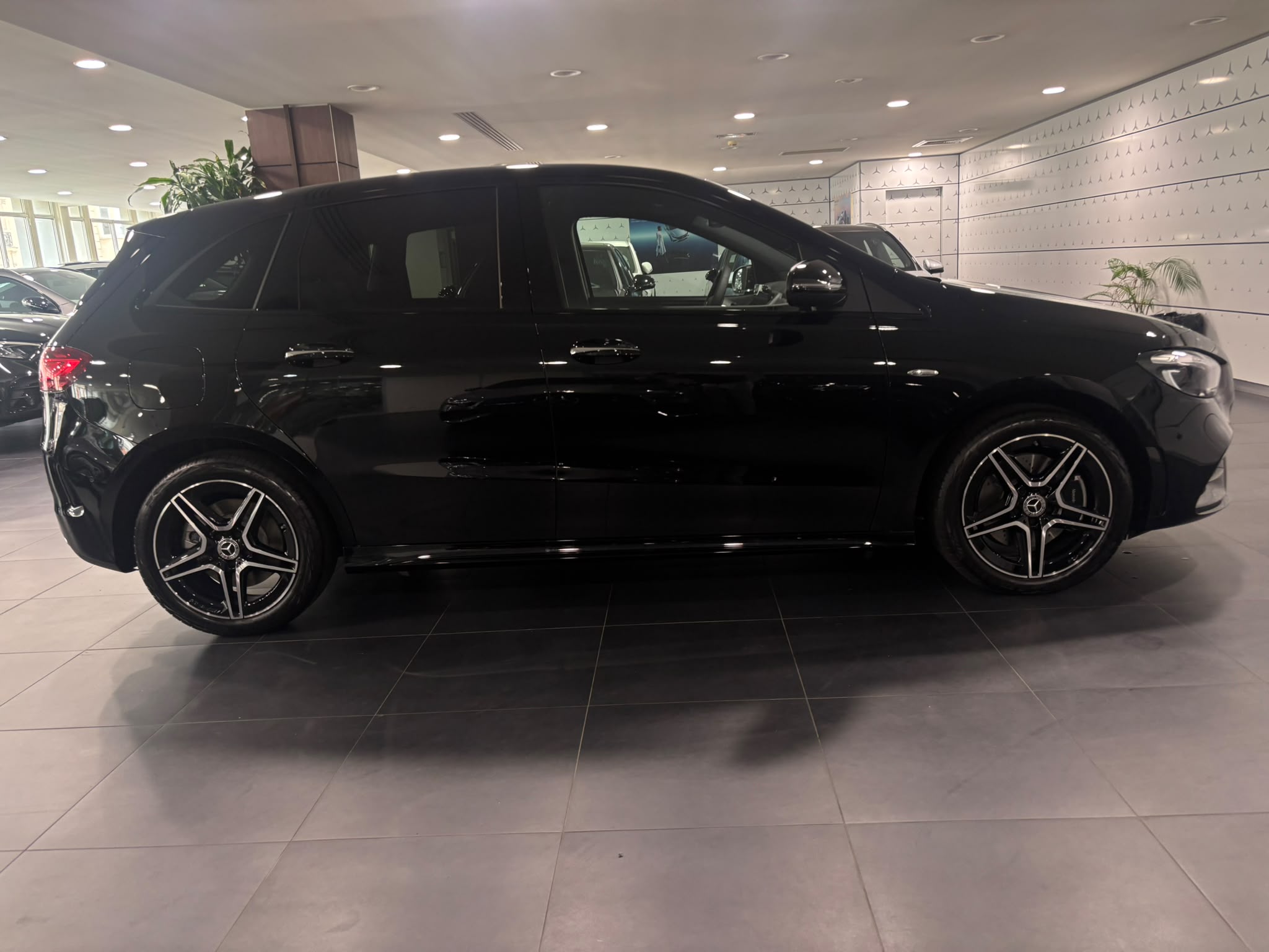 Mercedes-Benz Classe B 250 e Hybrid EQ 8G-DCT AMG Line — Profil droit