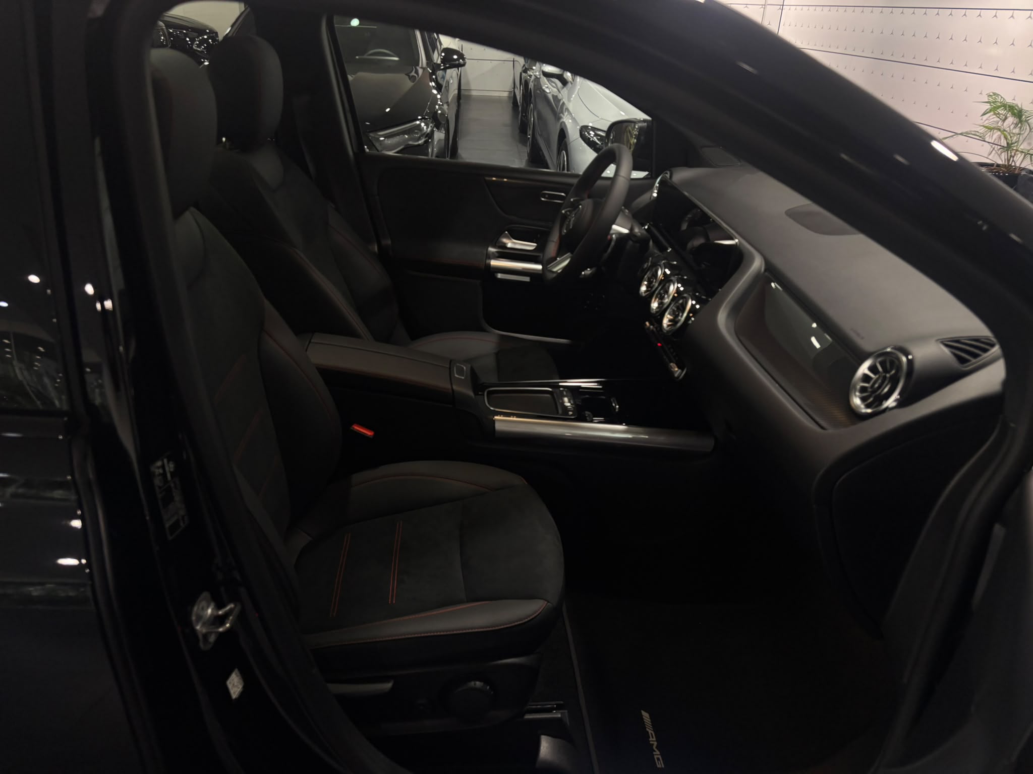 Mercedes-Benz Classe B 250 e Hybrid EQ 8G-DCT AMG Line — Intérieur passager