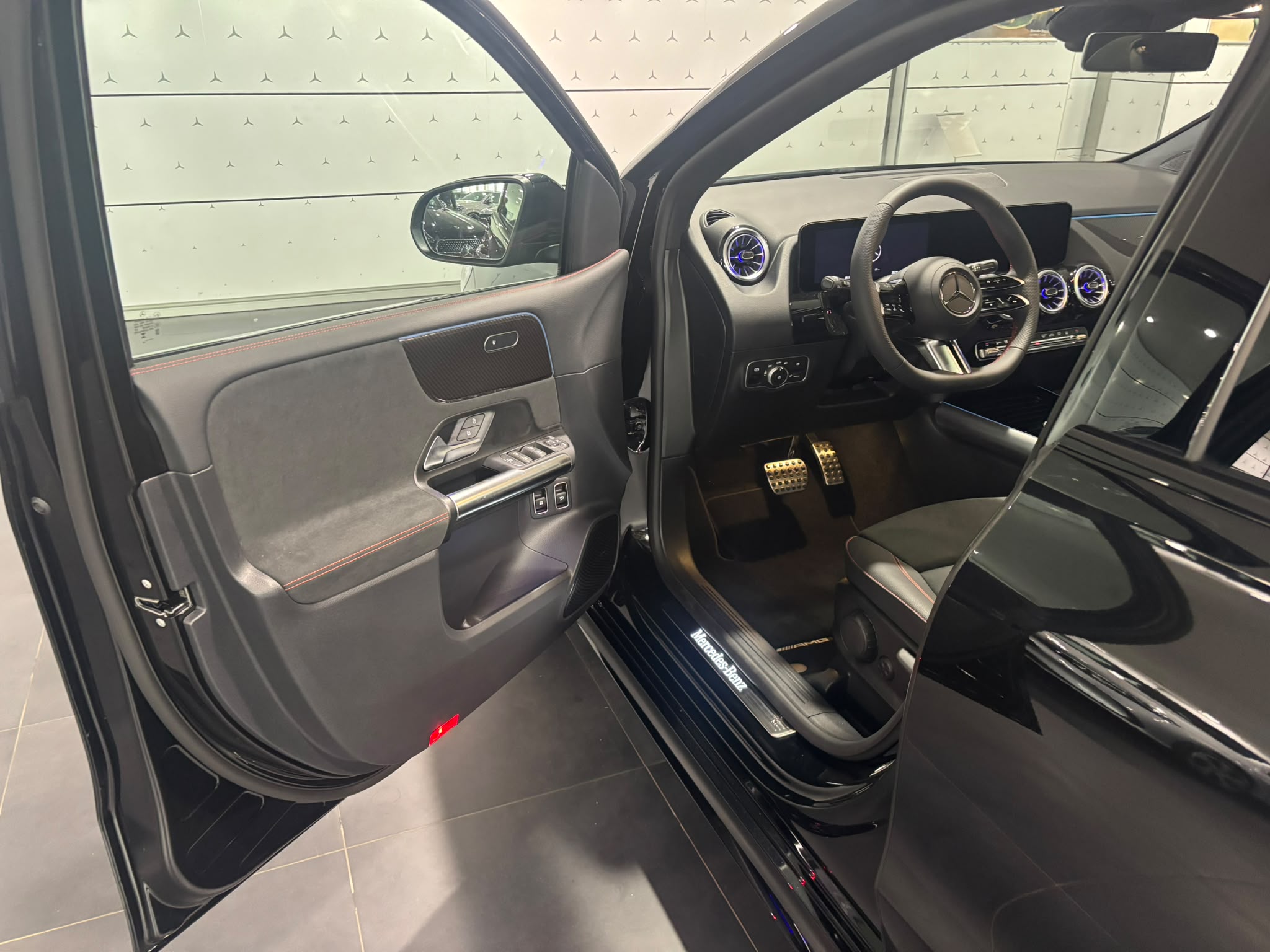 Mercedes-Benz Classe B 250 e Hybrid EQ 8G-DCT AMG Line — Panneau de porte avant gauche