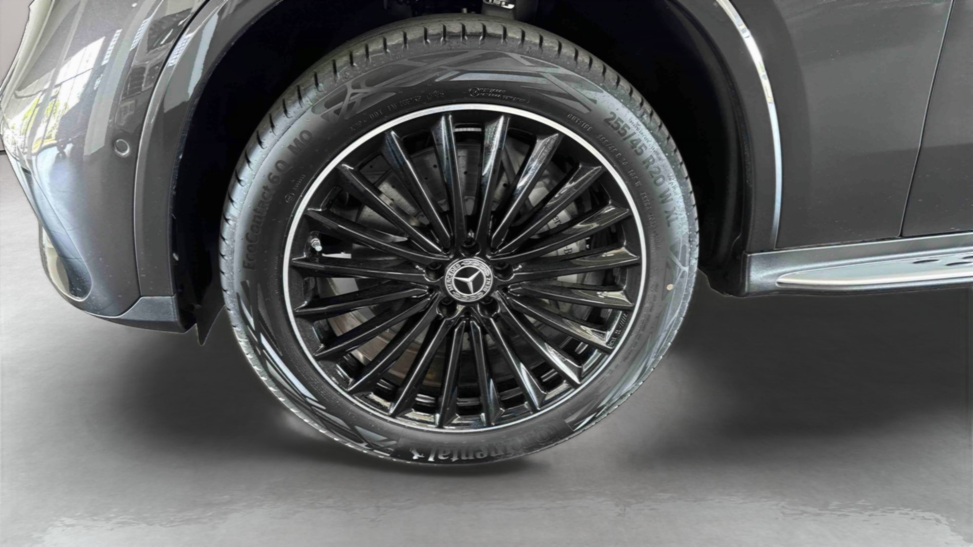Mercedes-Benz GLC 300 e Hybrid EQ 4Matic AMG Line + — Pneu avant gauche
