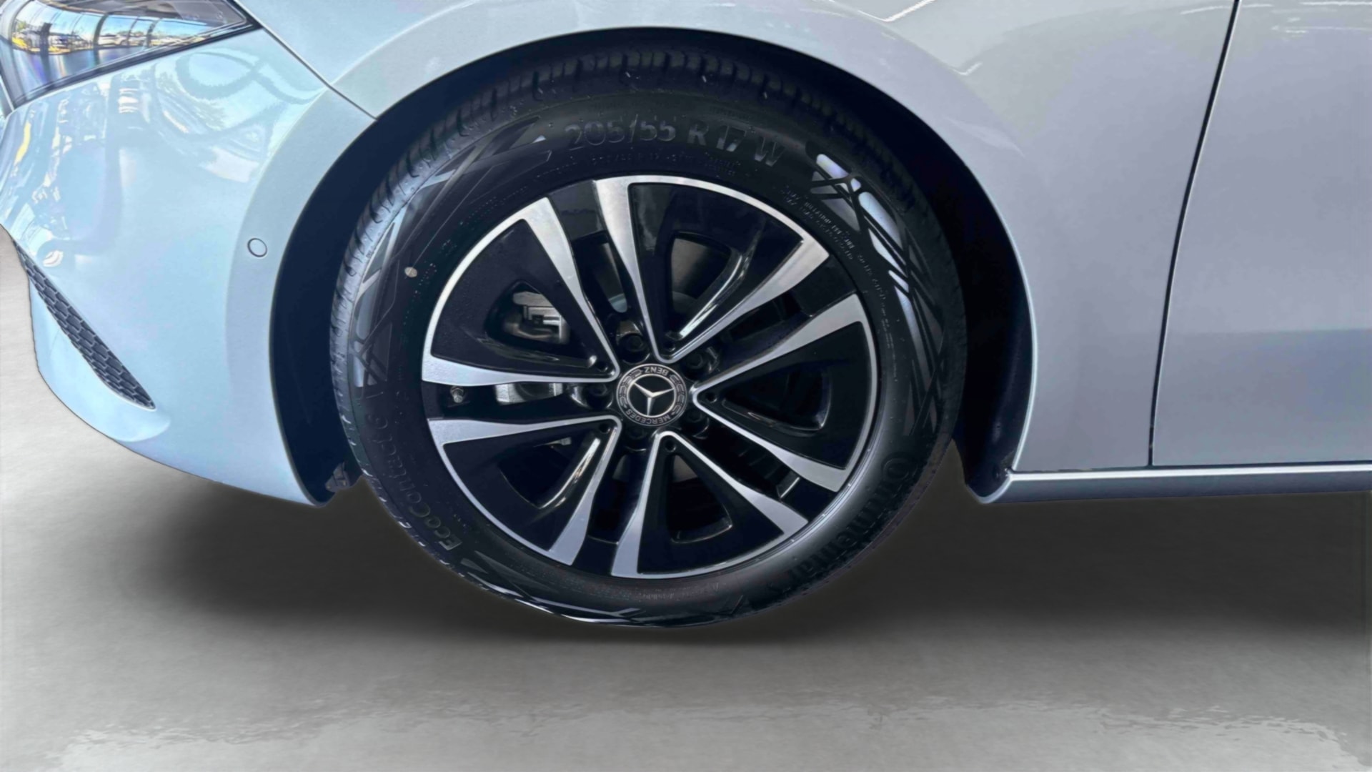 Mercedes-Benz Classe A 180 business line — Pneu avant gauche