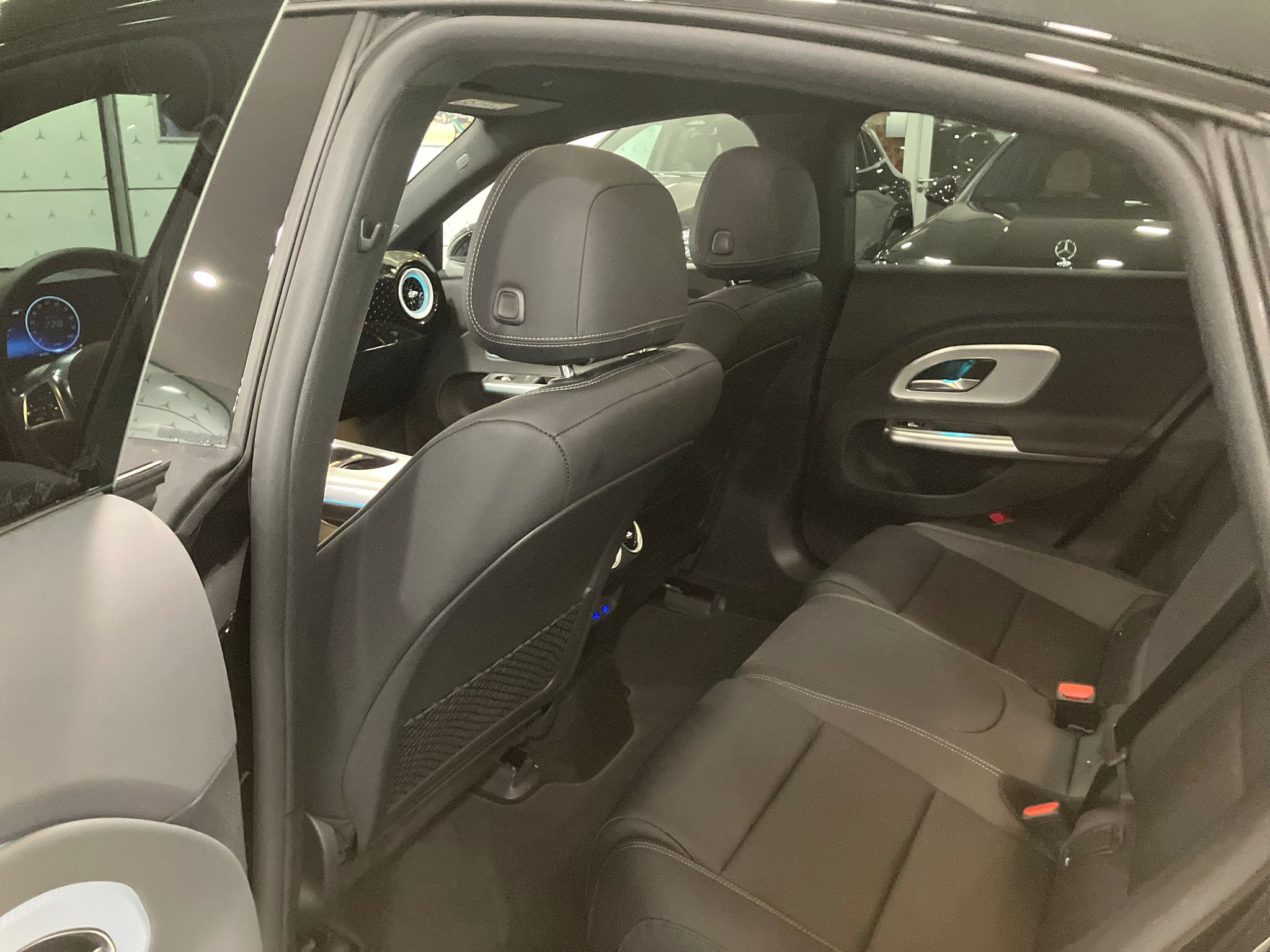 Mercedes-Benz CLA 250+ avec technologie EQ Business Edition — Siège arrière gauche
