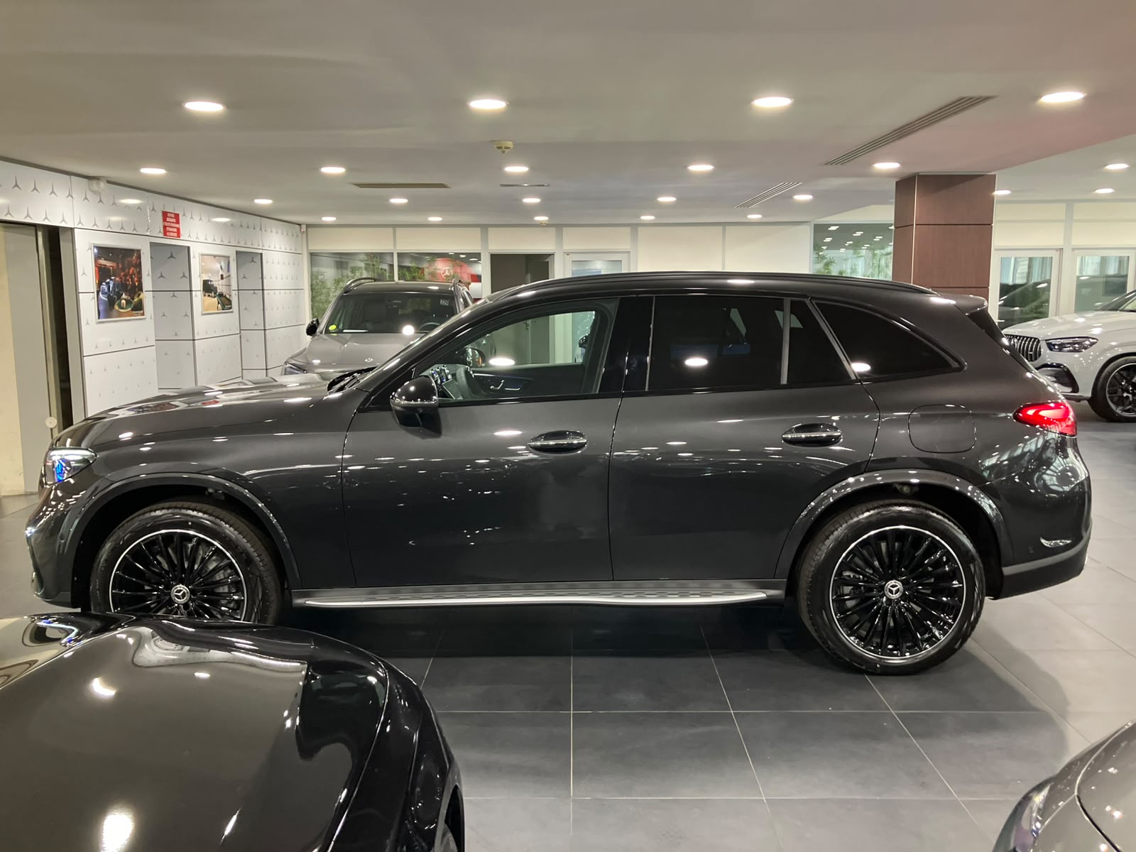 Mercedes-Benz GLC 300 e Hybrid EQ 4Matic AMG Line + — Profil gauche