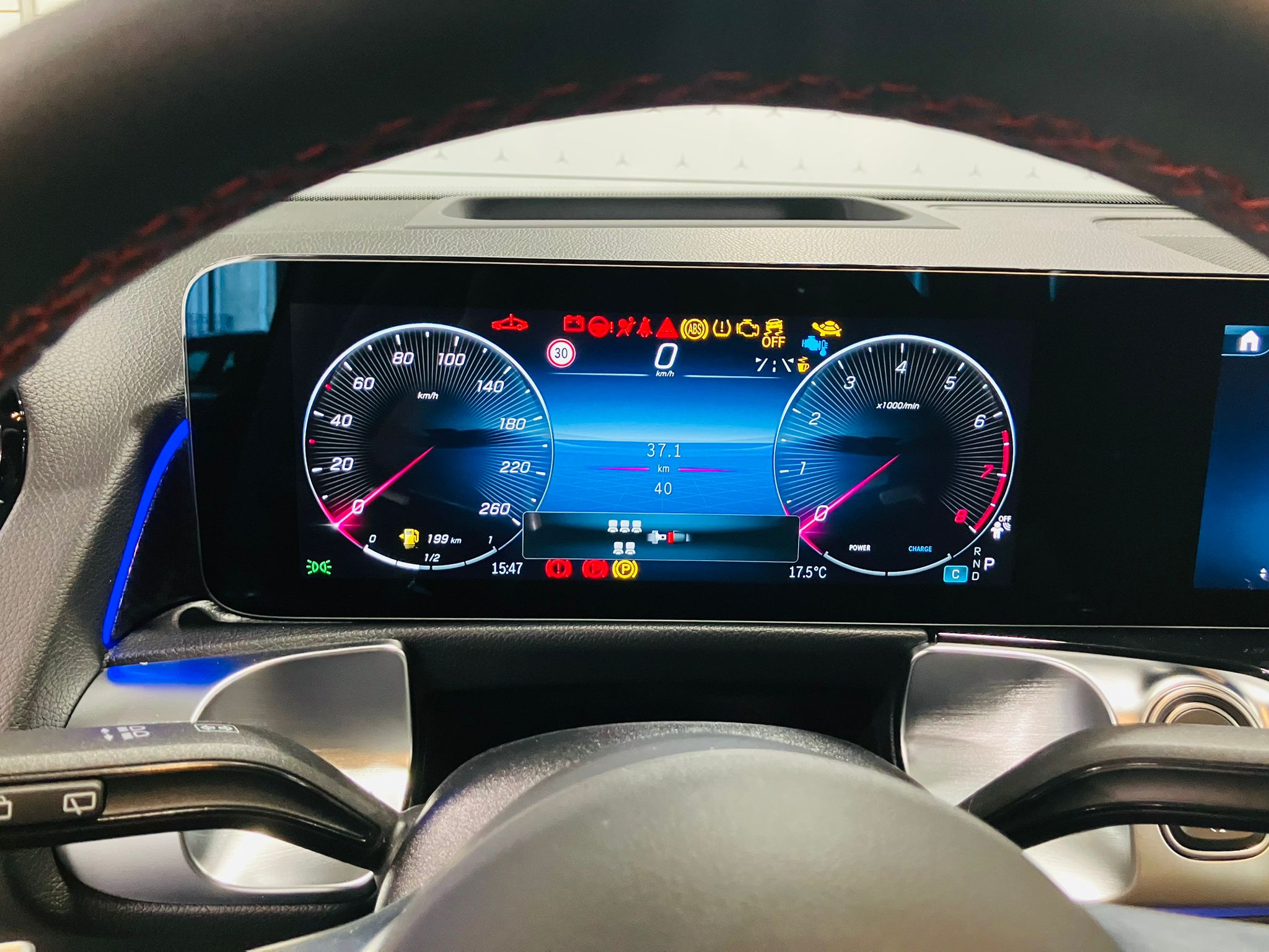 Mercedes-Benz GLB 200 7G-DCT AMG Line — Bloc compteur
