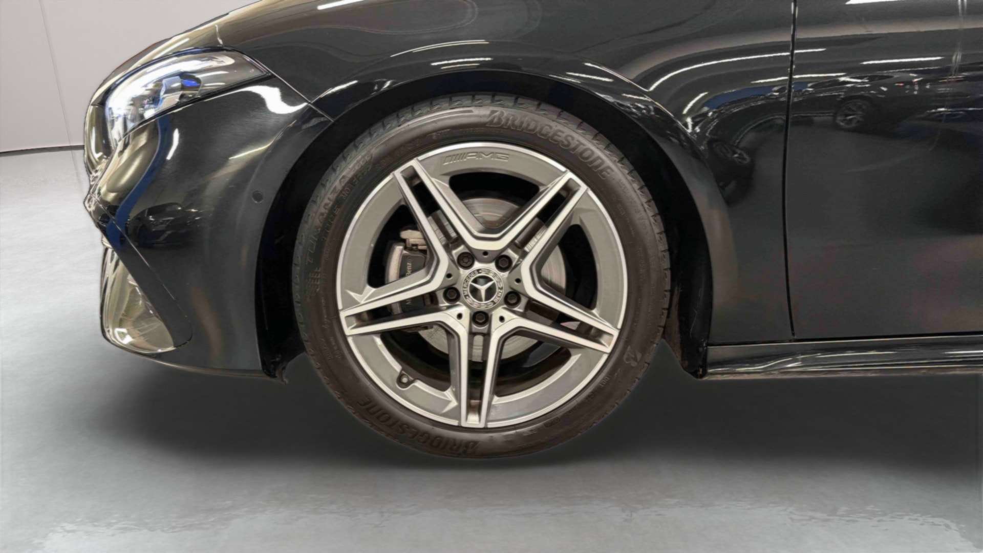 Mercedes-Benz Classe A 200 d 8G-DCT AMG Line — Pneu avant gauche
