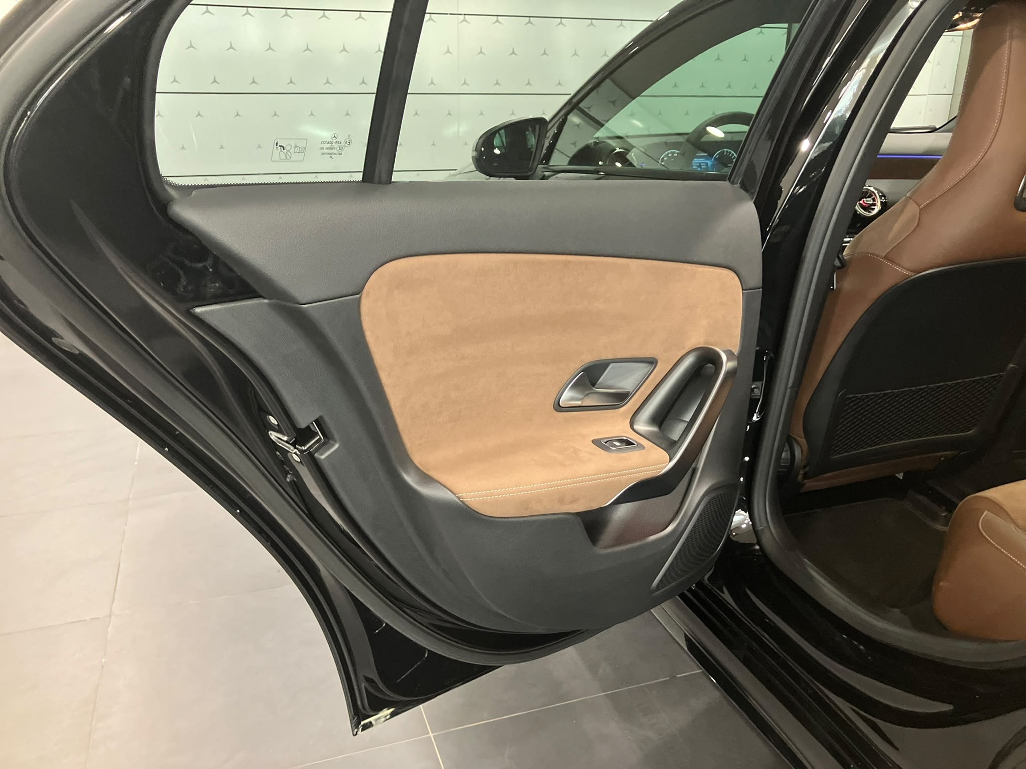 Mercedes-Benz Classe A 250 e Hybrid EQ AMG Line — Panneau de porte arrière droit
