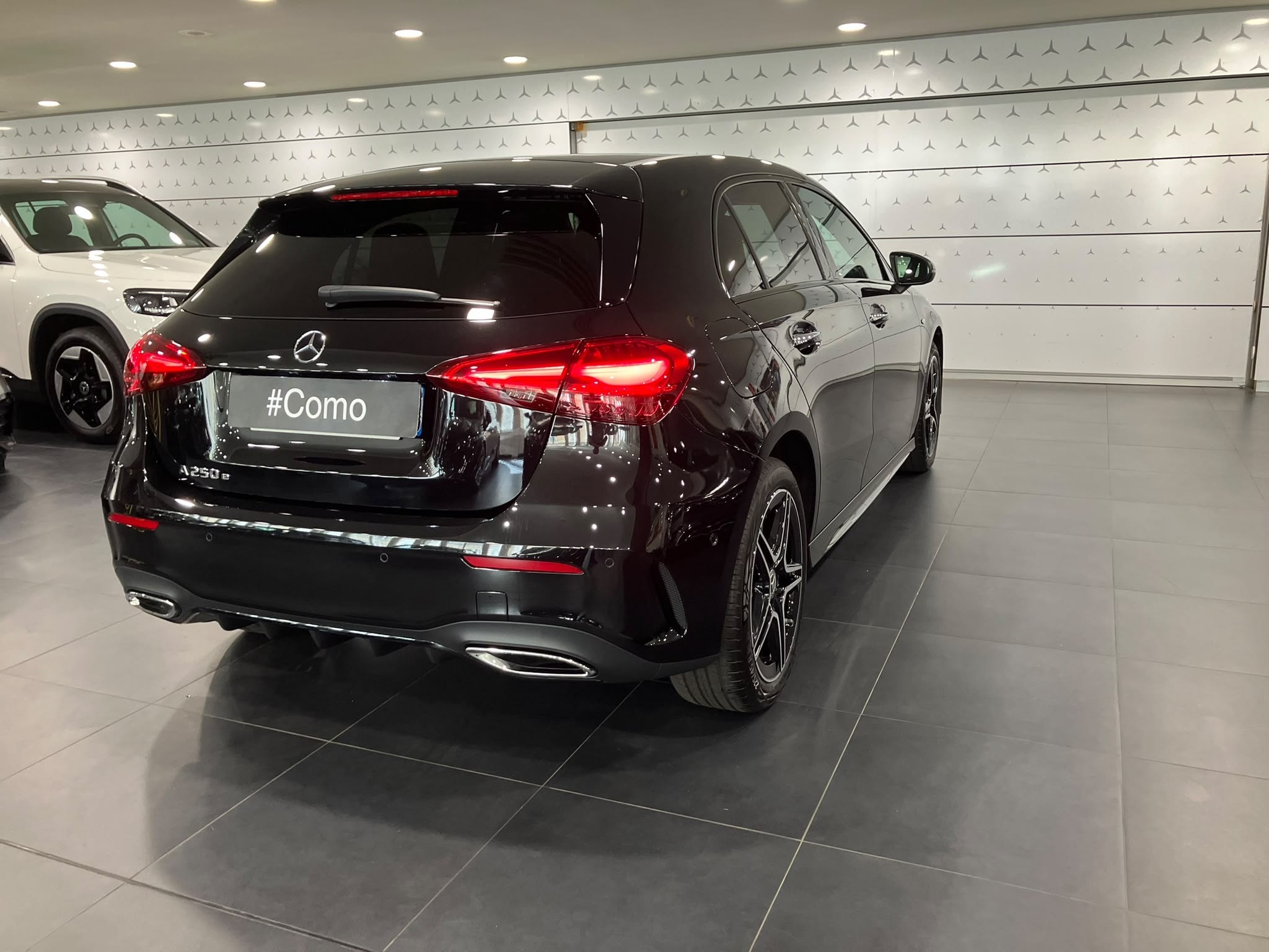 Mercedes-Benz Classe A 250 e Hybrid EQ AMG Line — 3/4 arrière droit