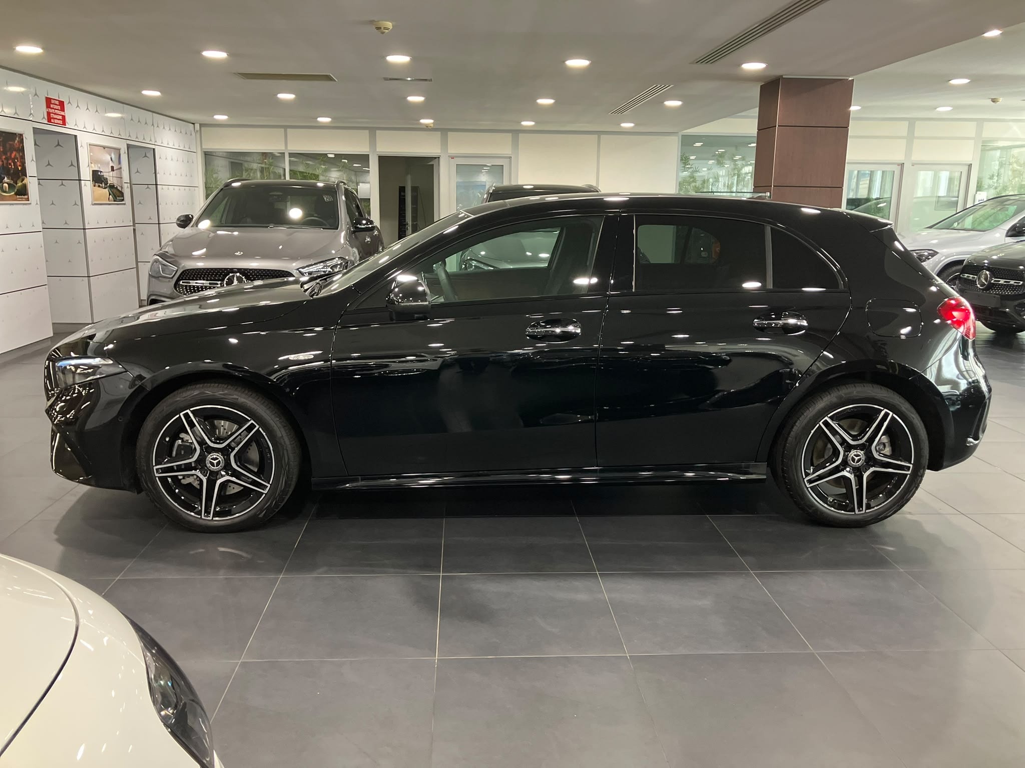 Mercedes-Benz Classe A 250 e Hybrid EQ AMG Line — Profil gauche