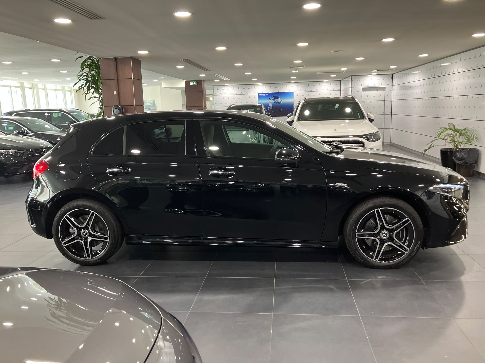 Mercedes-Benz Classe A 250 e Hybrid EQ AMG Line — Profil droit