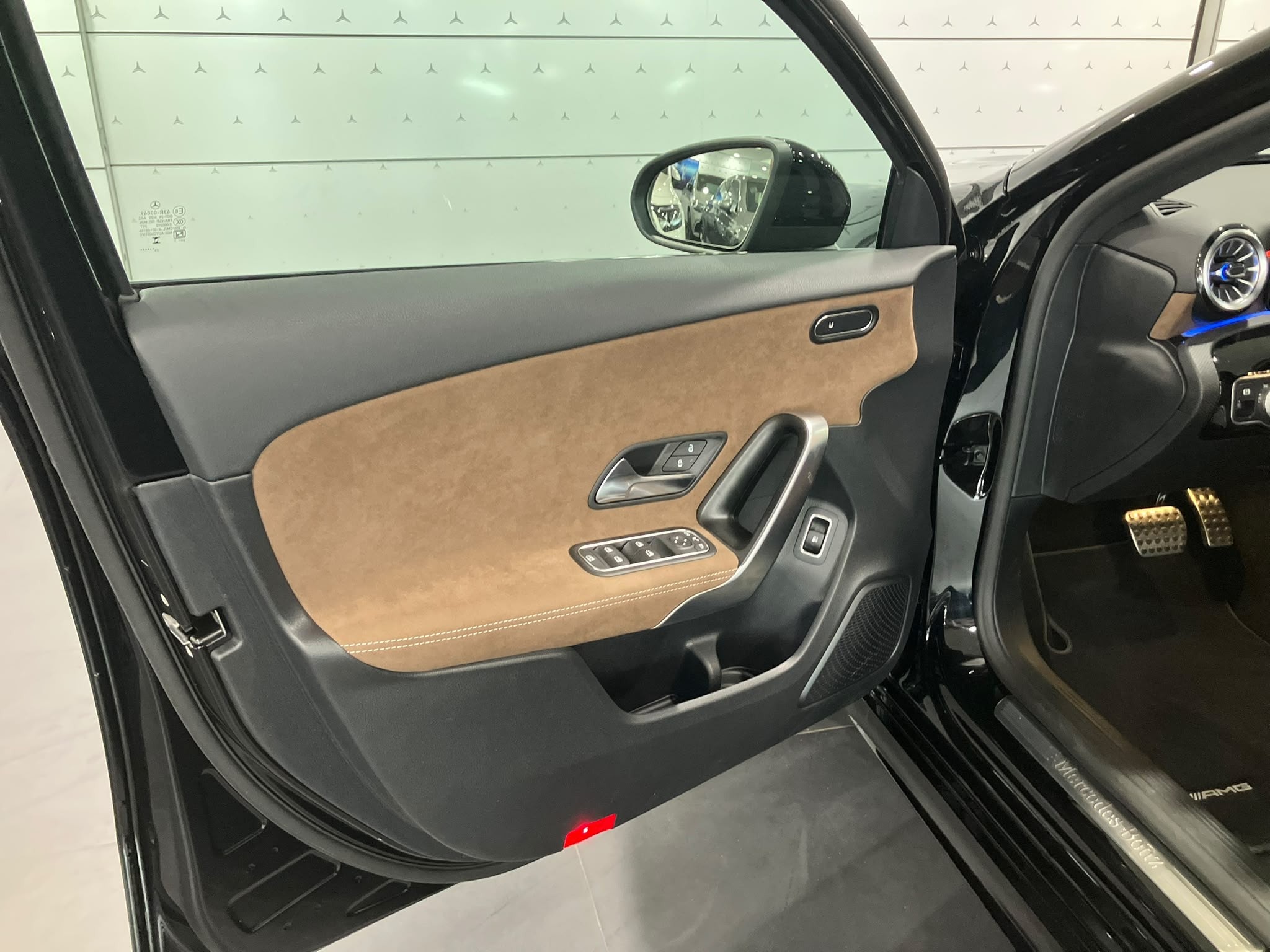 Mercedes-Benz Classe A 250 e Hybrid EQ AMG Line — Panneau de porte avant gauche