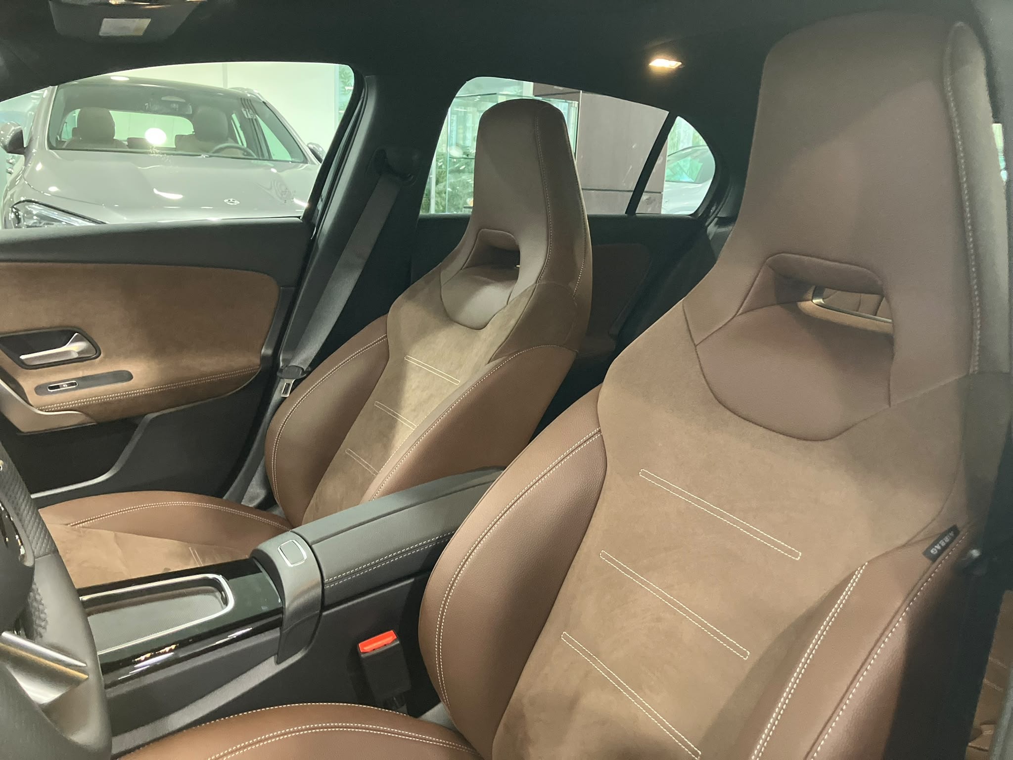 Mercedes-Benz Classe A 250 e Hybrid EQ AMG Line — Intérieur conducteur