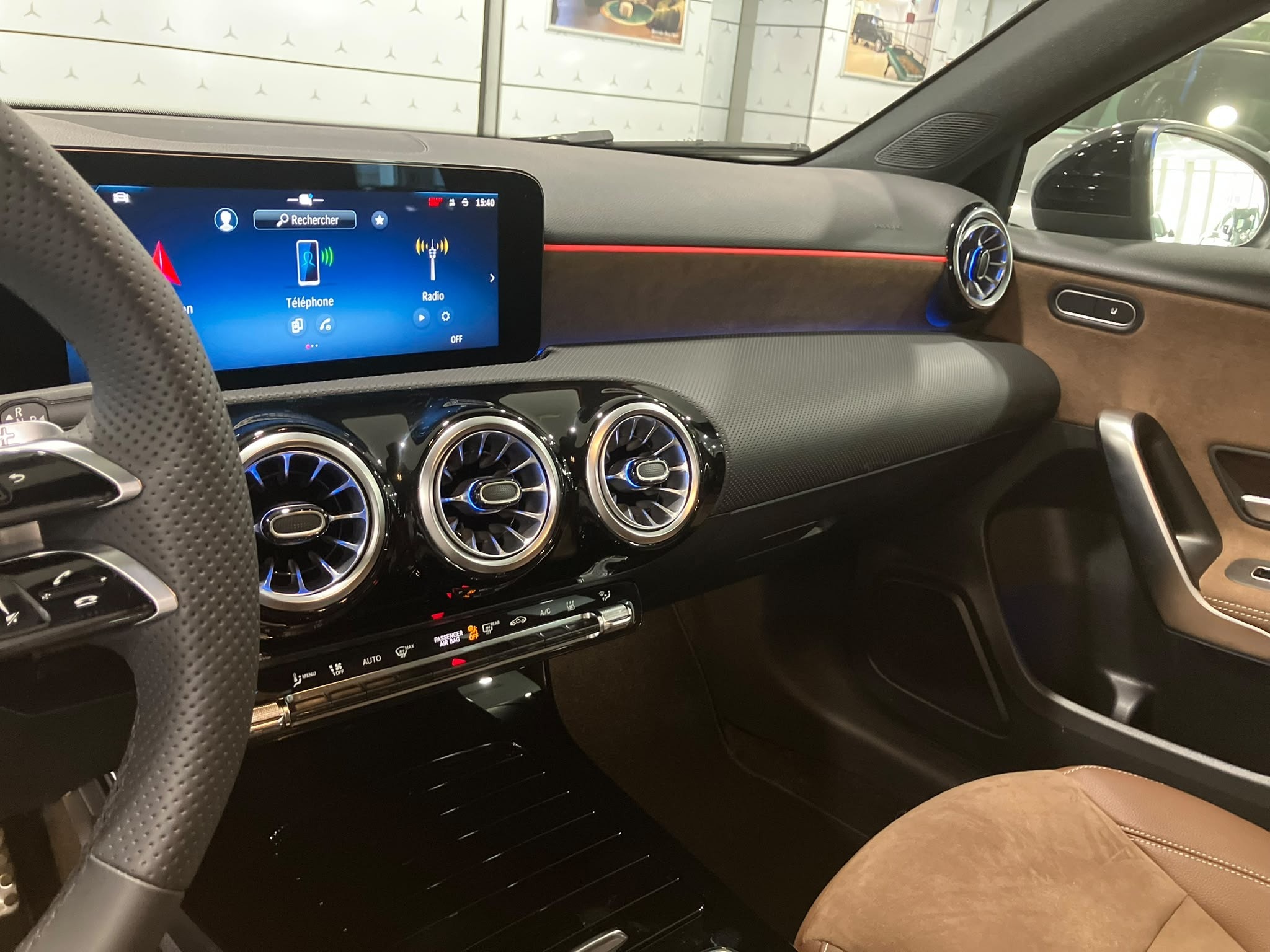 Mercedes-Benz Classe A 250 e Hybrid EQ AMG Line — Planche de bord