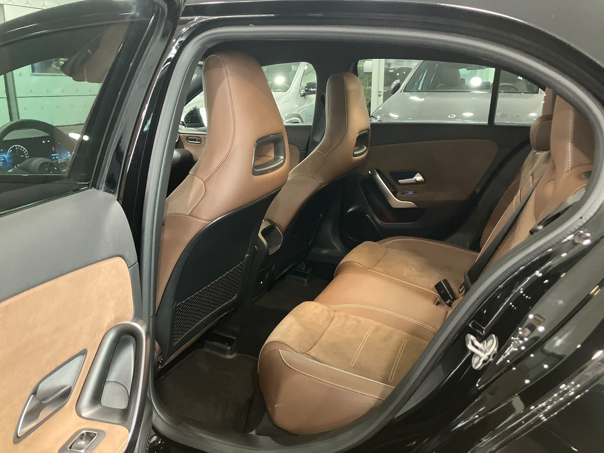 Mercedes-Benz Classe A 250 e Hybrid EQ AMG Line — Panneau de porte arrière gauche
