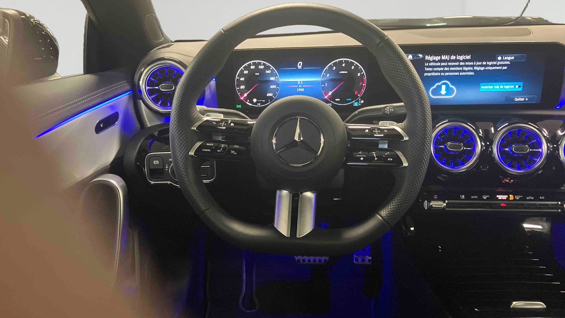Mercedes-Benz CLA Coupé 180 7G-DCT AMG Line — Poste de pilotage