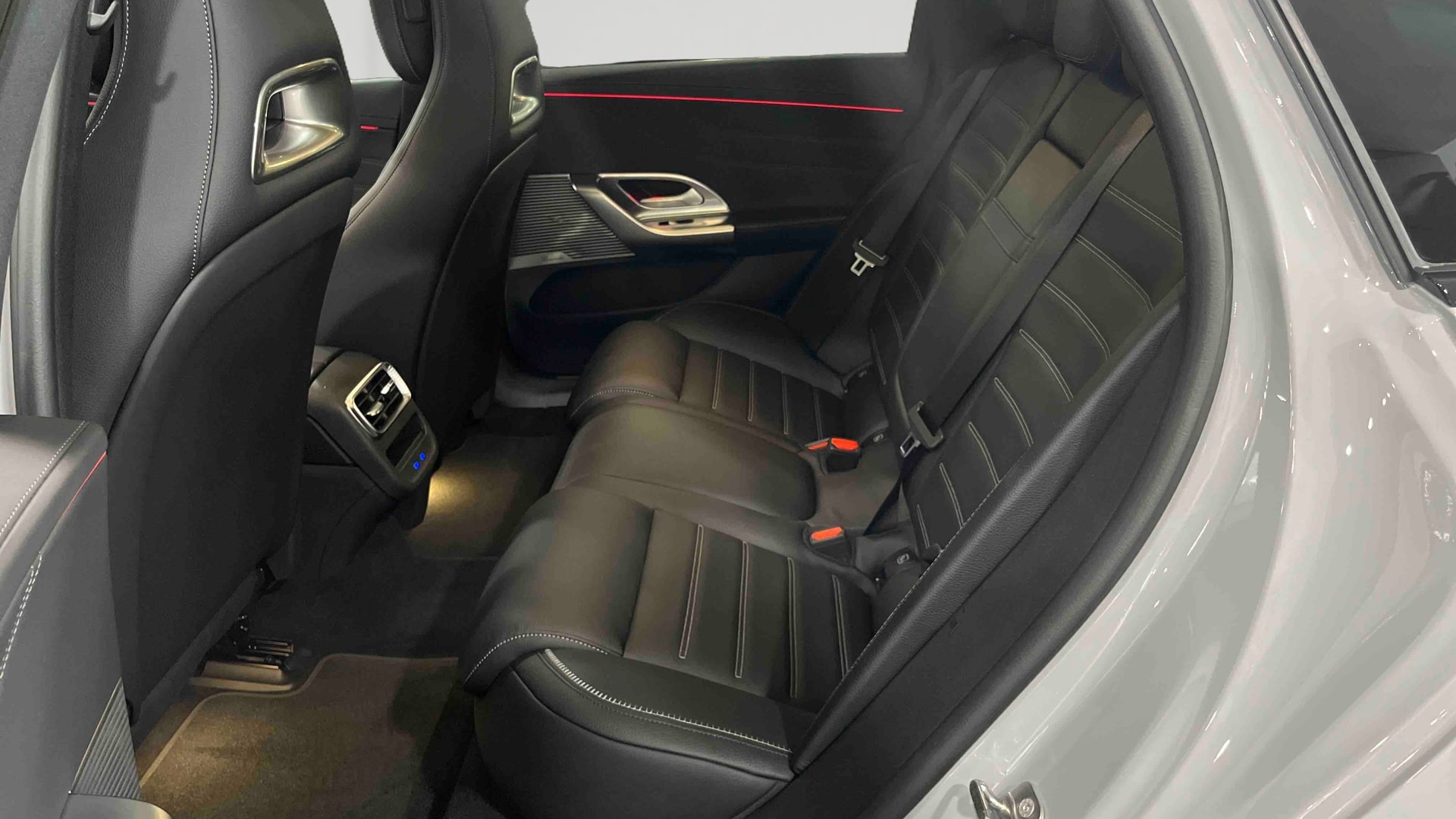 Mercedes-Benz Classe C 400 Electrique 4M AMG Line — Siège arrière gauche