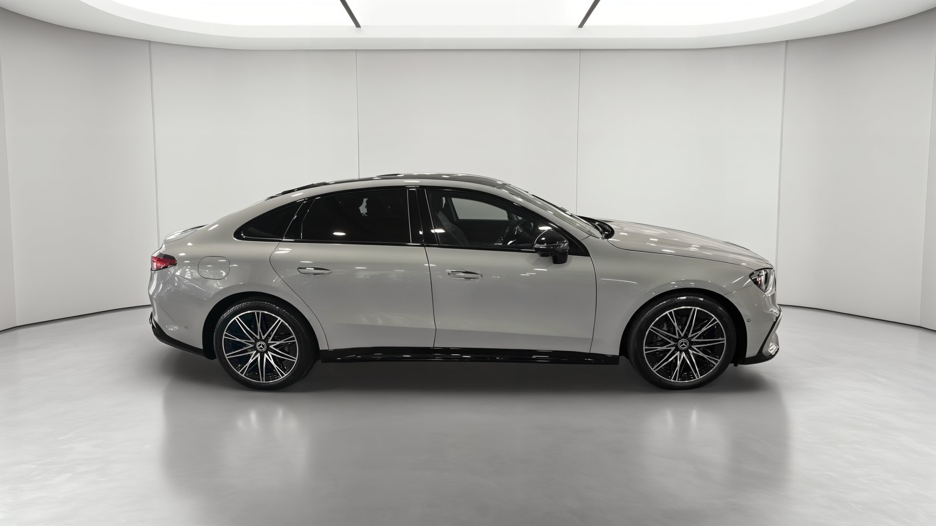 Mercedes-Benz Classe C 400 Electrique 4M AMG Line — Profil droit