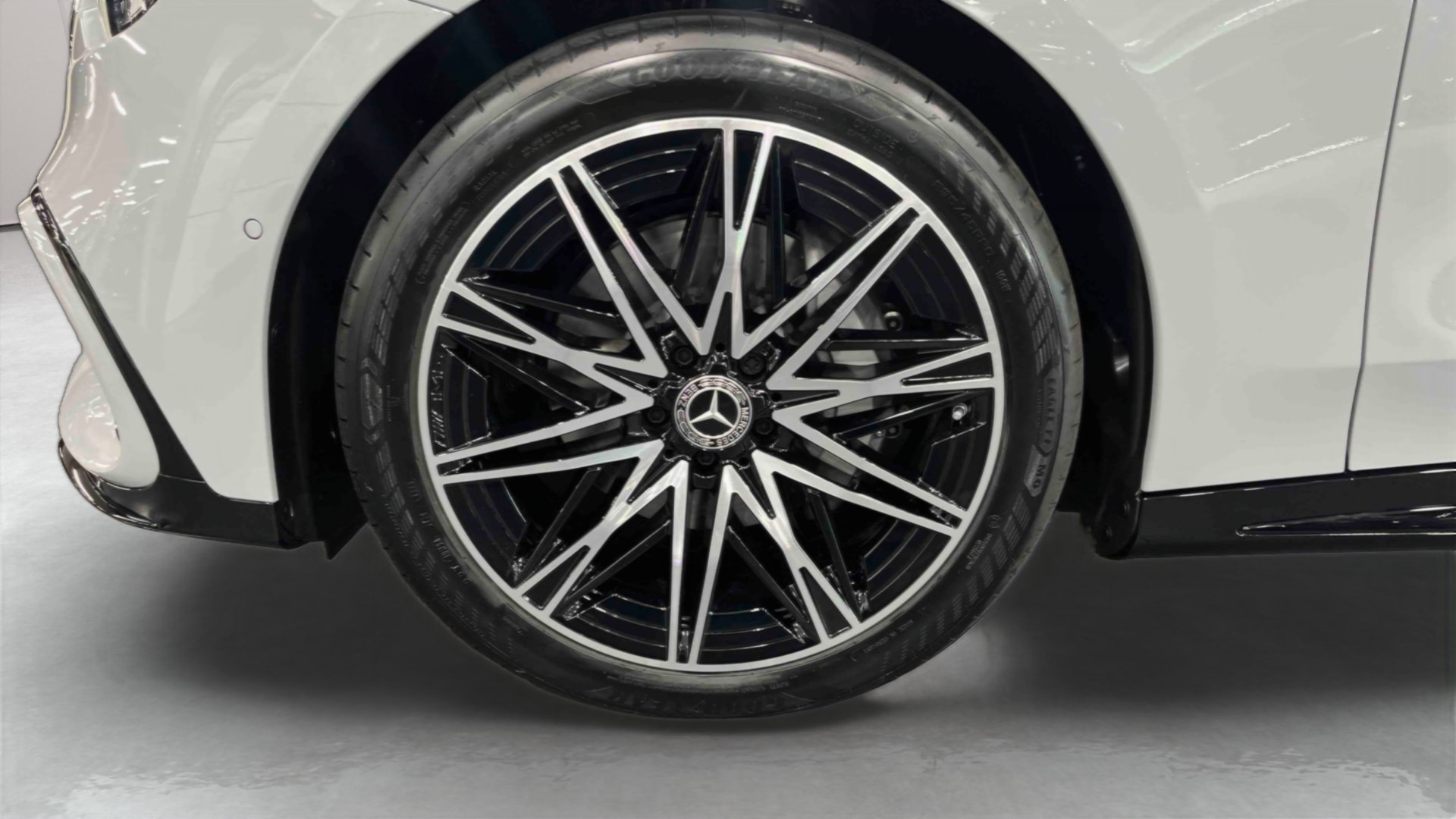 Mercedes-Benz Classe C 400 Electrique 4M AMG Line — Pneu avant gauche