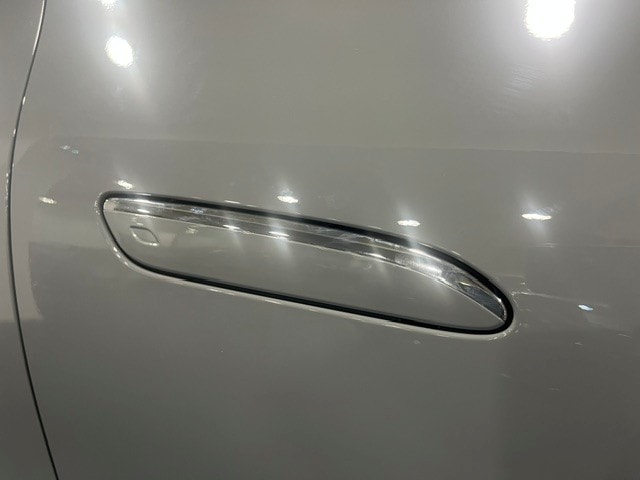 Mercedes-Benz Classe C 400 Electrique 4M AMG Line — Panneau de porte avant gauche