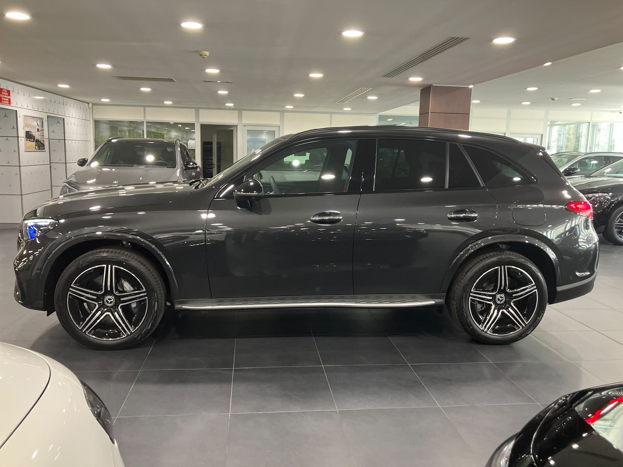 Mercedes-Benz GLC 300 e Hybrid EQ 4Matic AMG Line + — Profil gauche