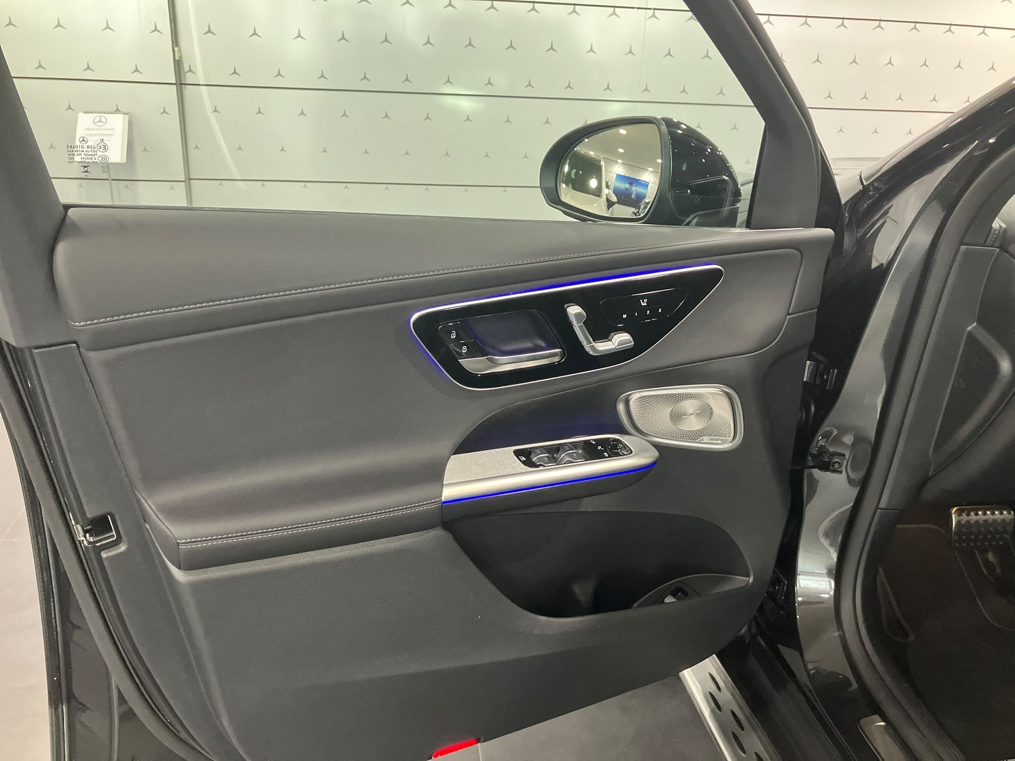 Mercedes-Benz GLC 300 e Hybrid EQ 4Matic AMG Line + — Panneau de porte avant gauche